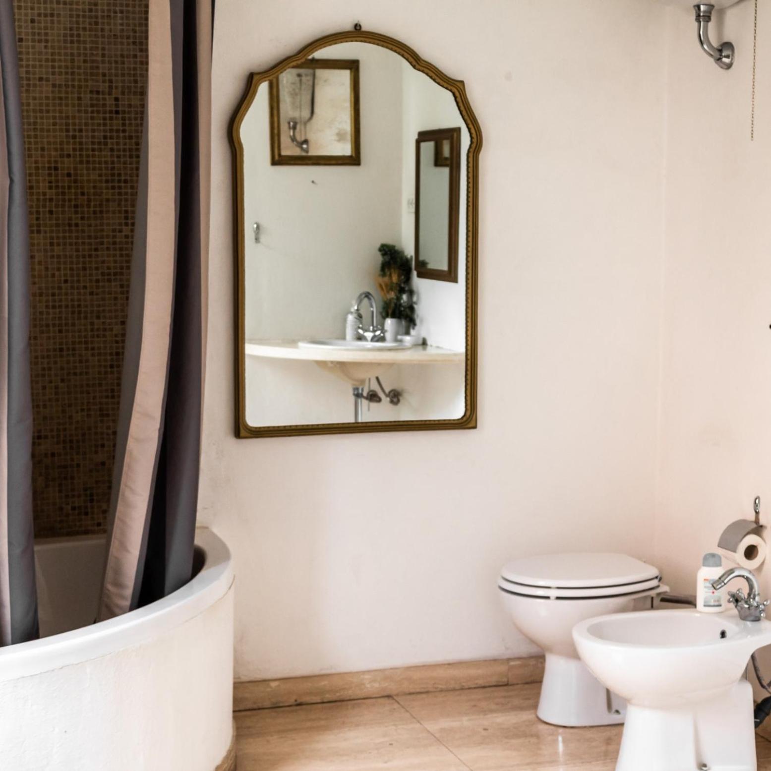 Double Room with Private External Bathroom - Photo 10