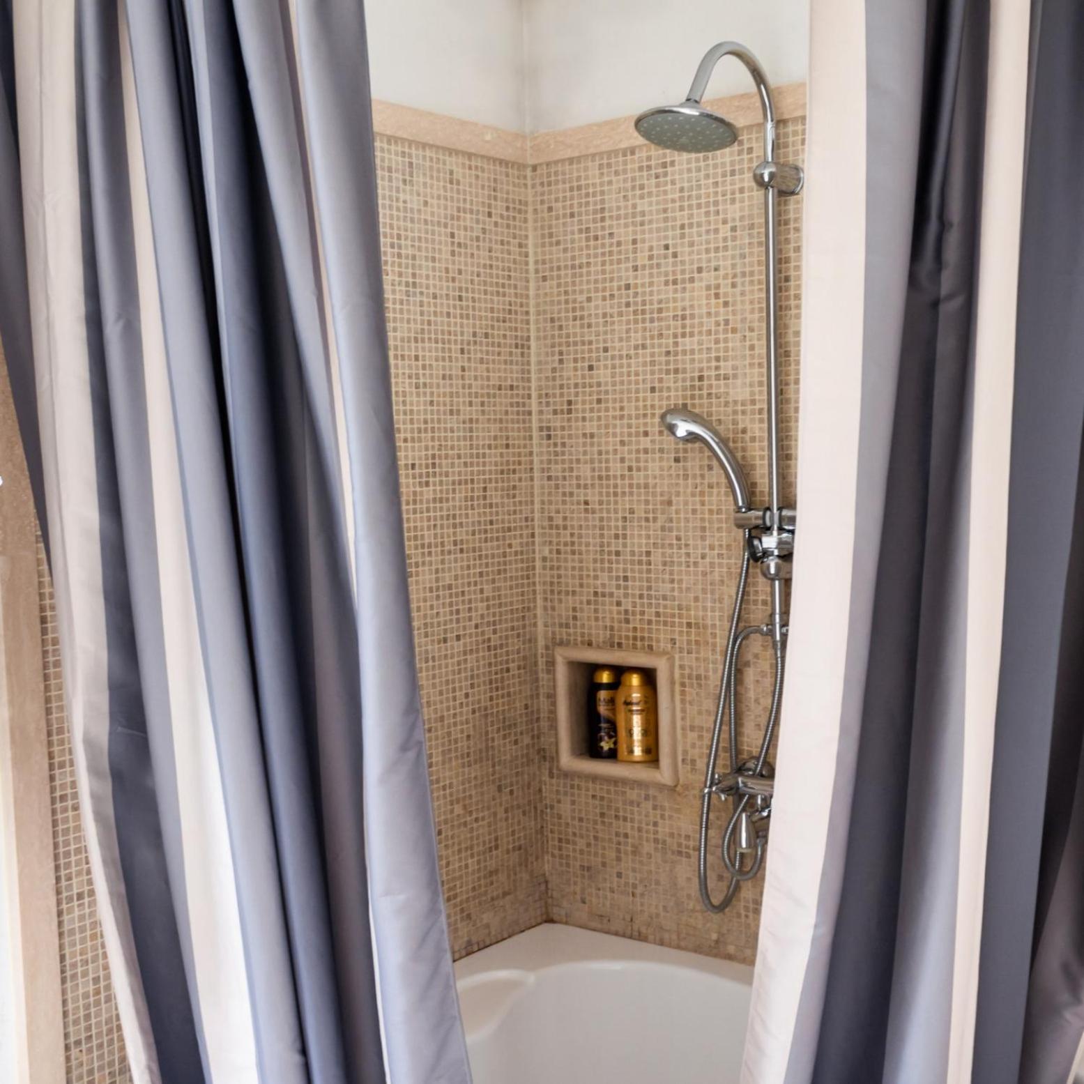 Double Room with Private External Bathroom - Photo 13