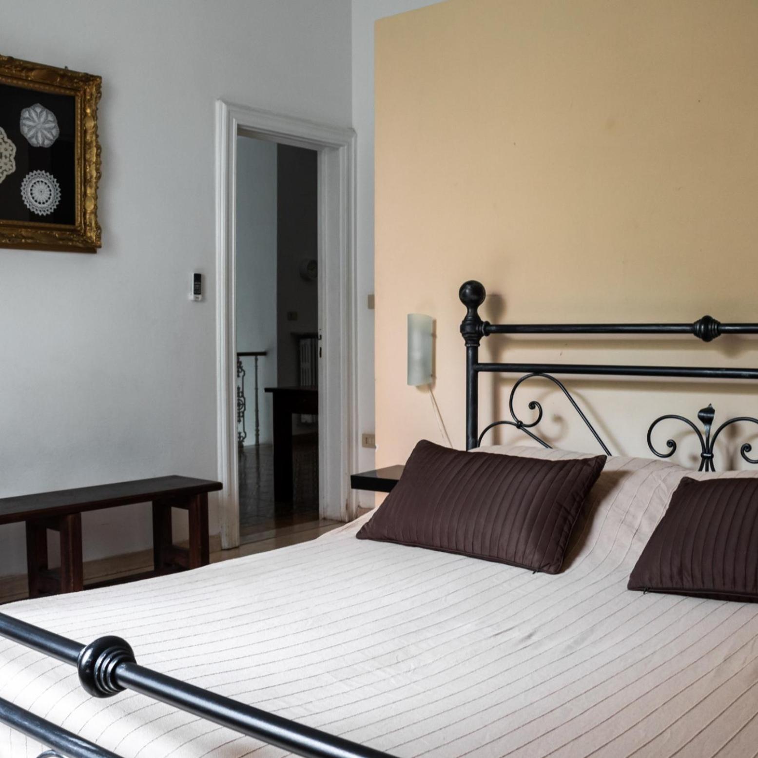 Double Room with Private External Bathroom - Photo 17