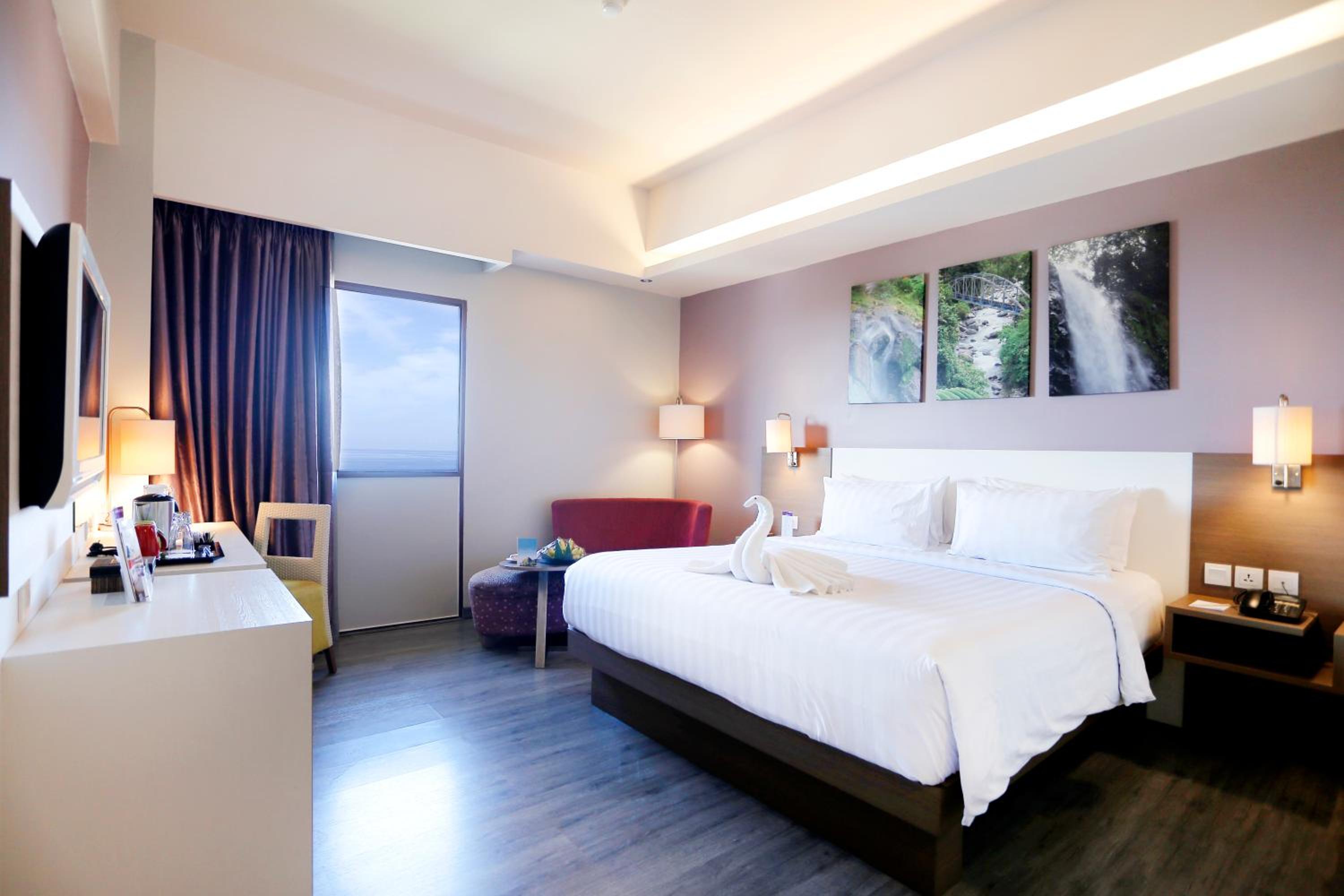 Deluxe King Room with Ocean View - Photo 3