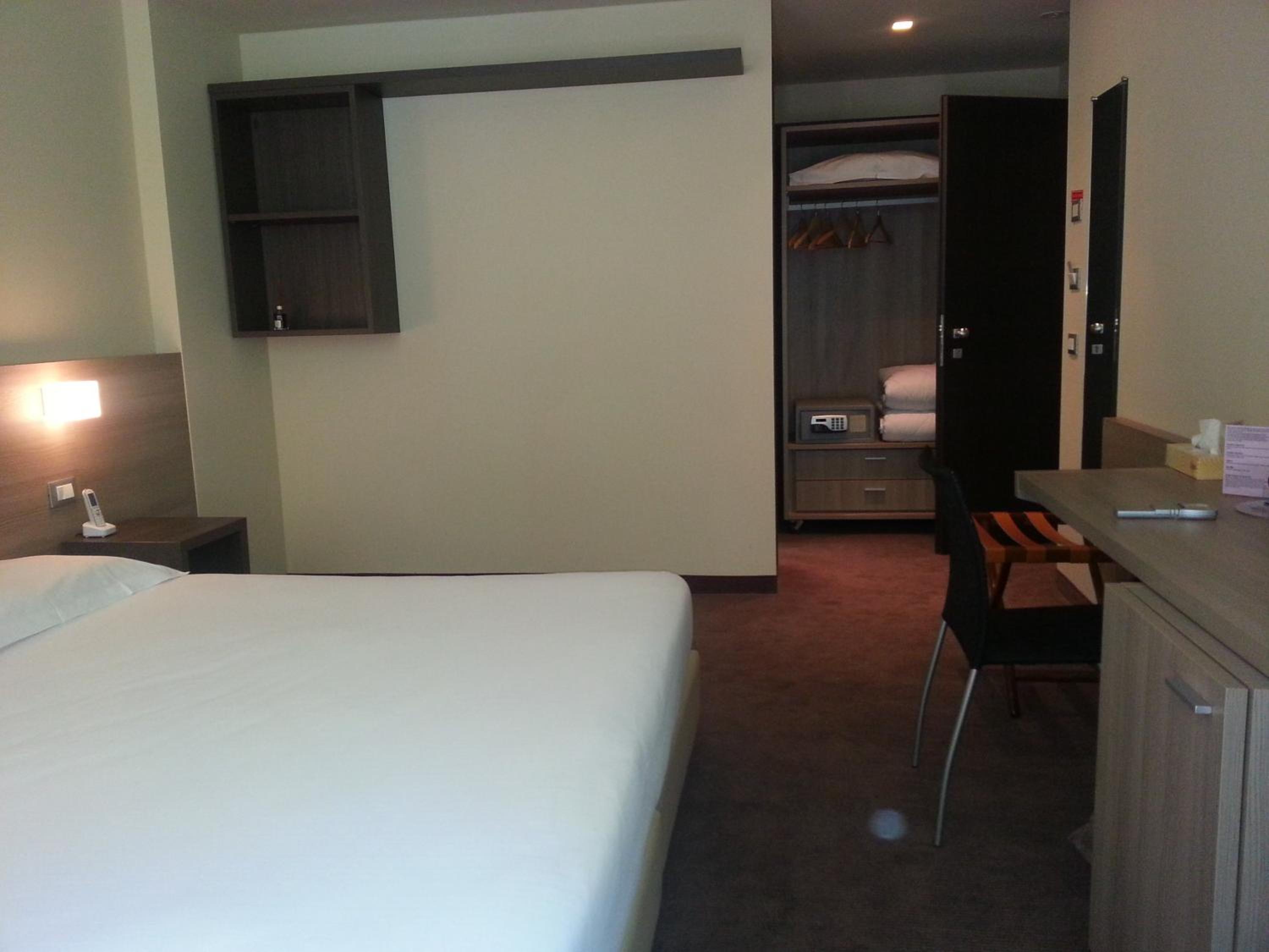 King Room with Lake View - Photo 14