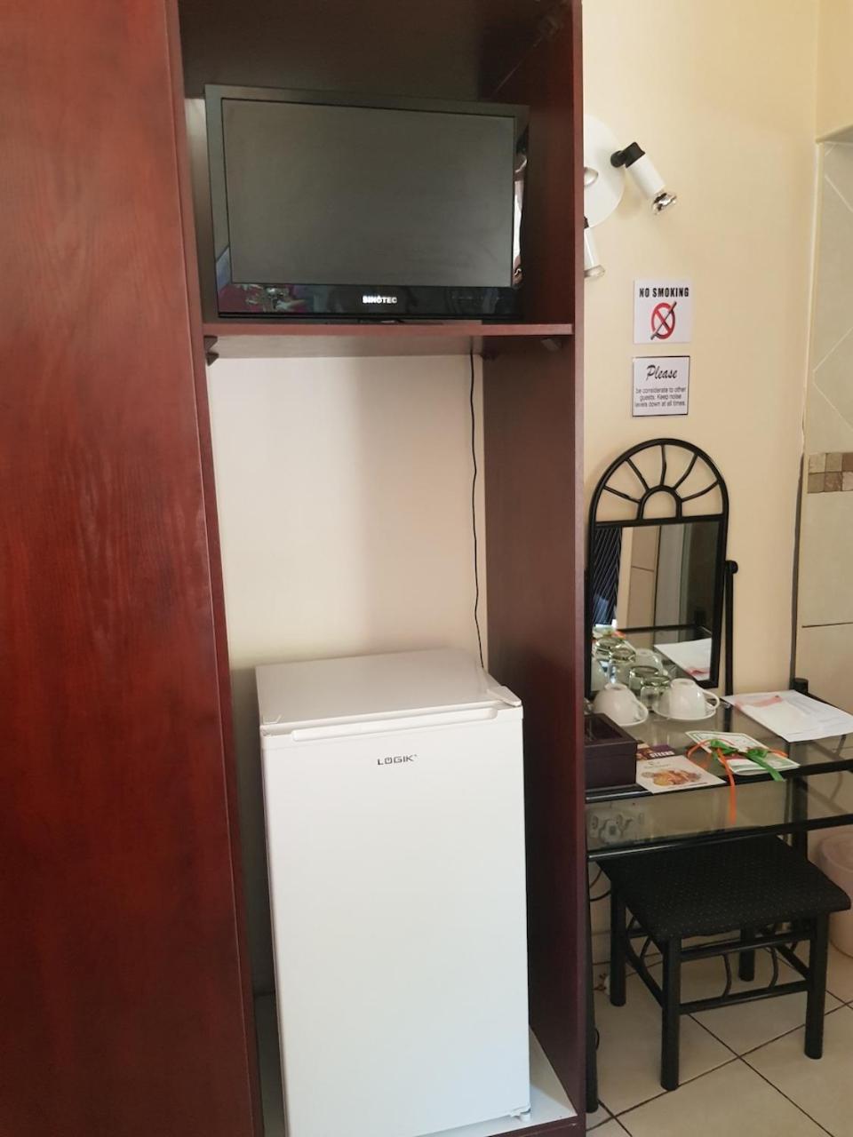Standard Double Room - Photo 6
