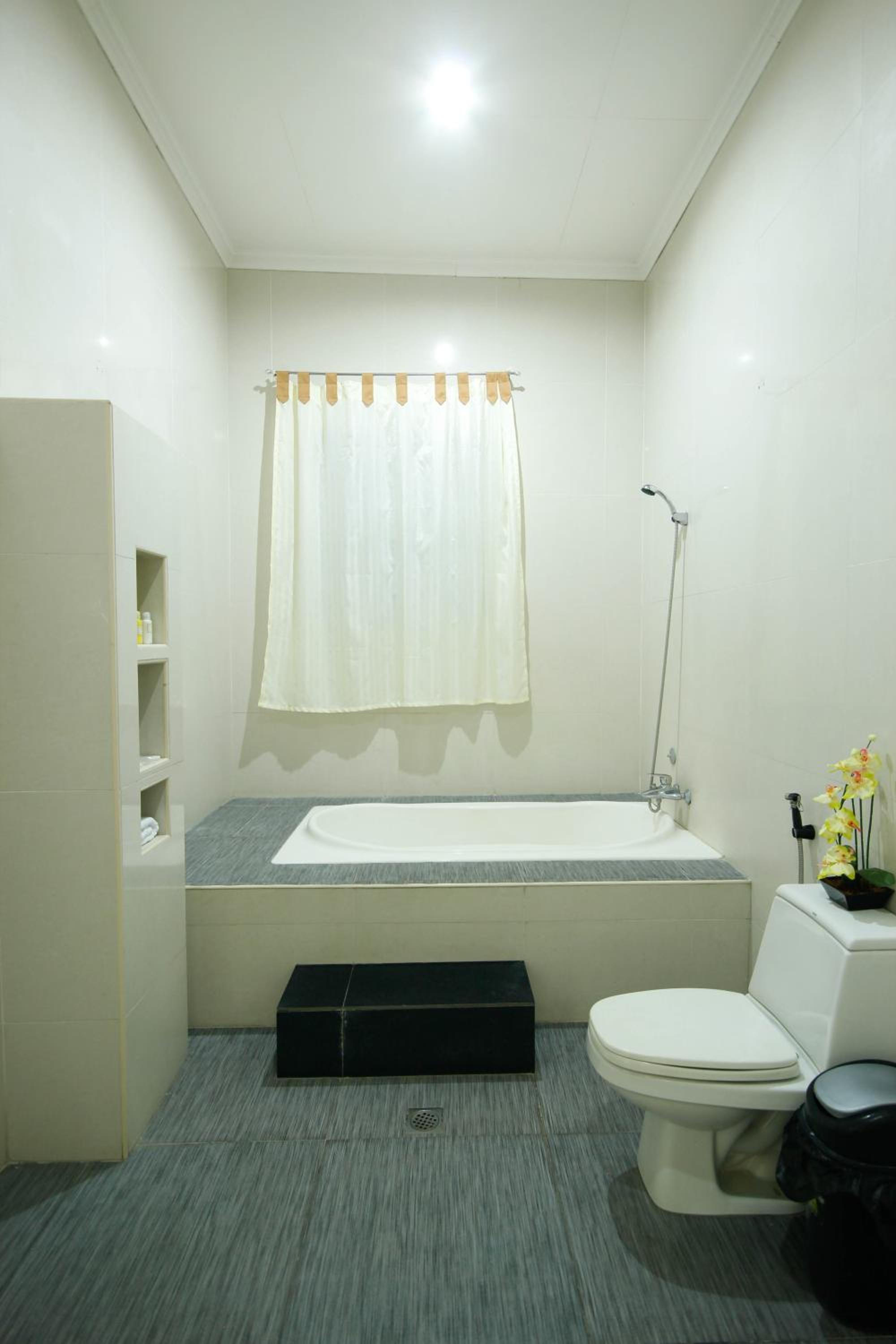 Deluxe Room with Balcony - Photo 5