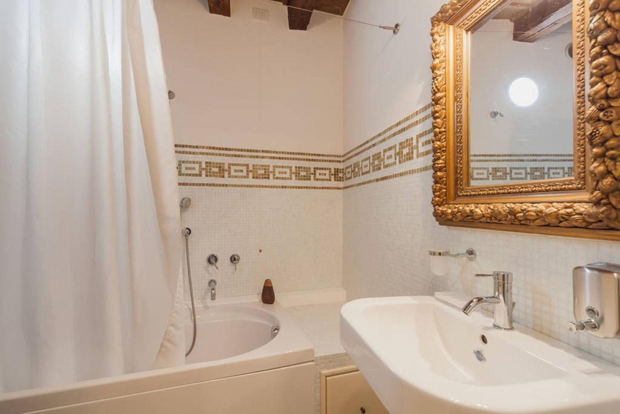 Suite with City View - Photo 3