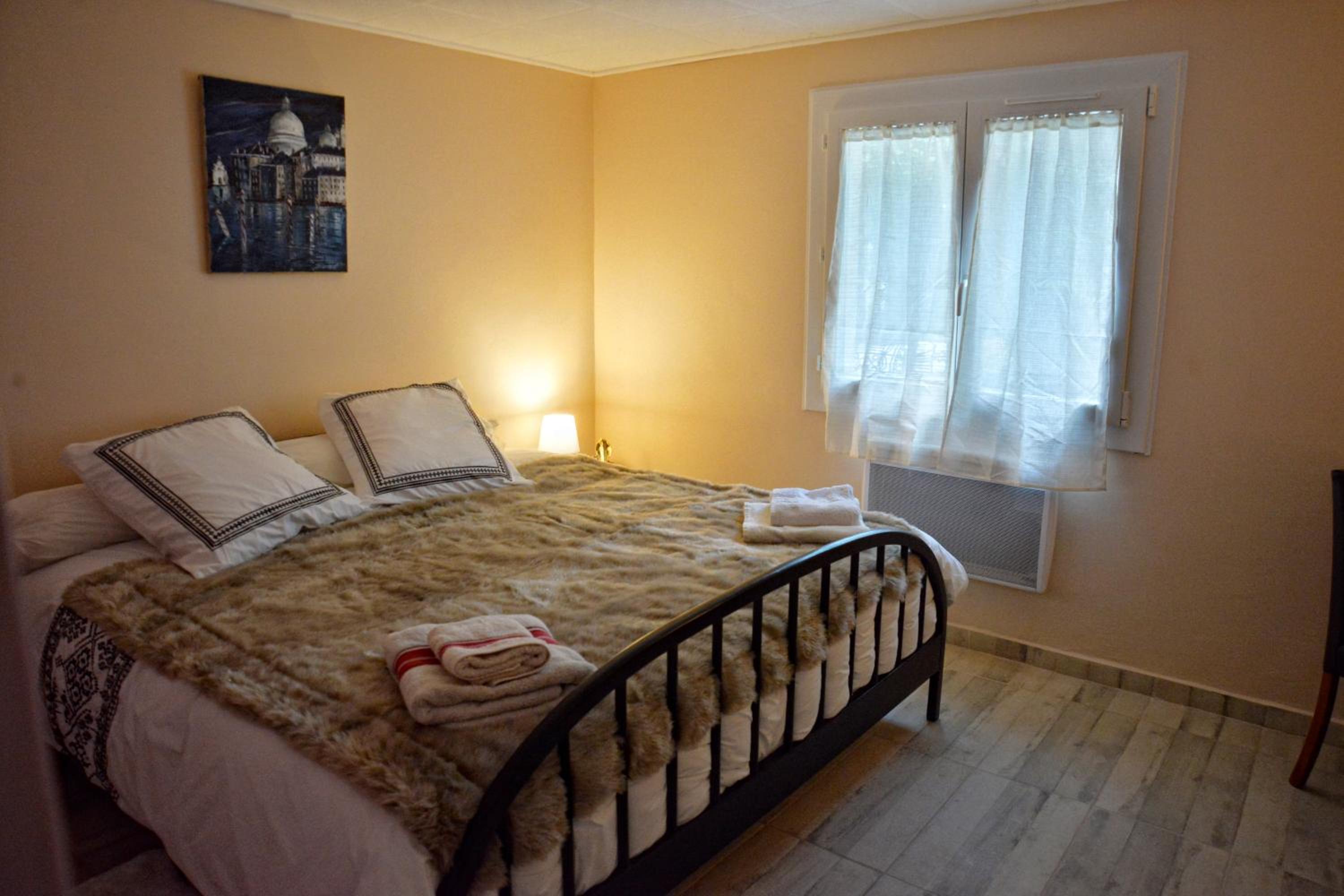 Family Room with Private Bathroom - Photo 3