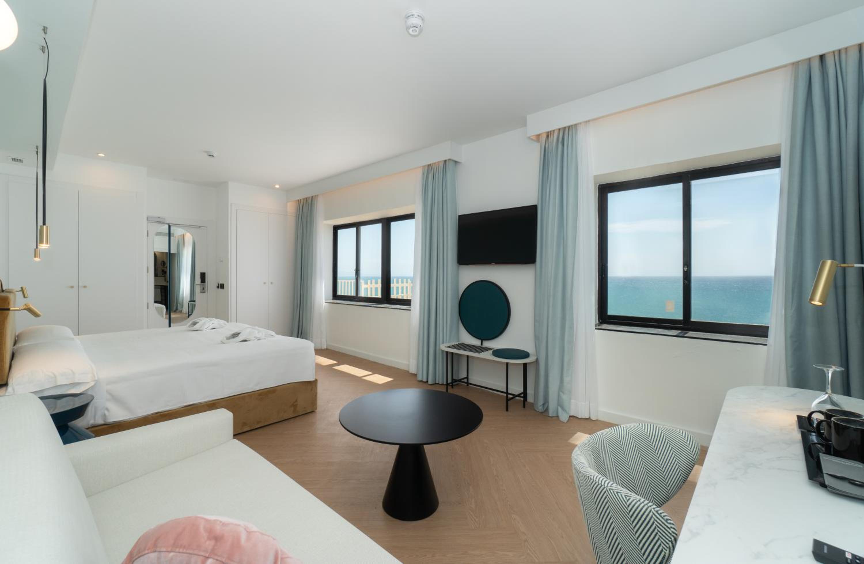 Superior Suite Celebrities (2 Adults) - Photo 8
