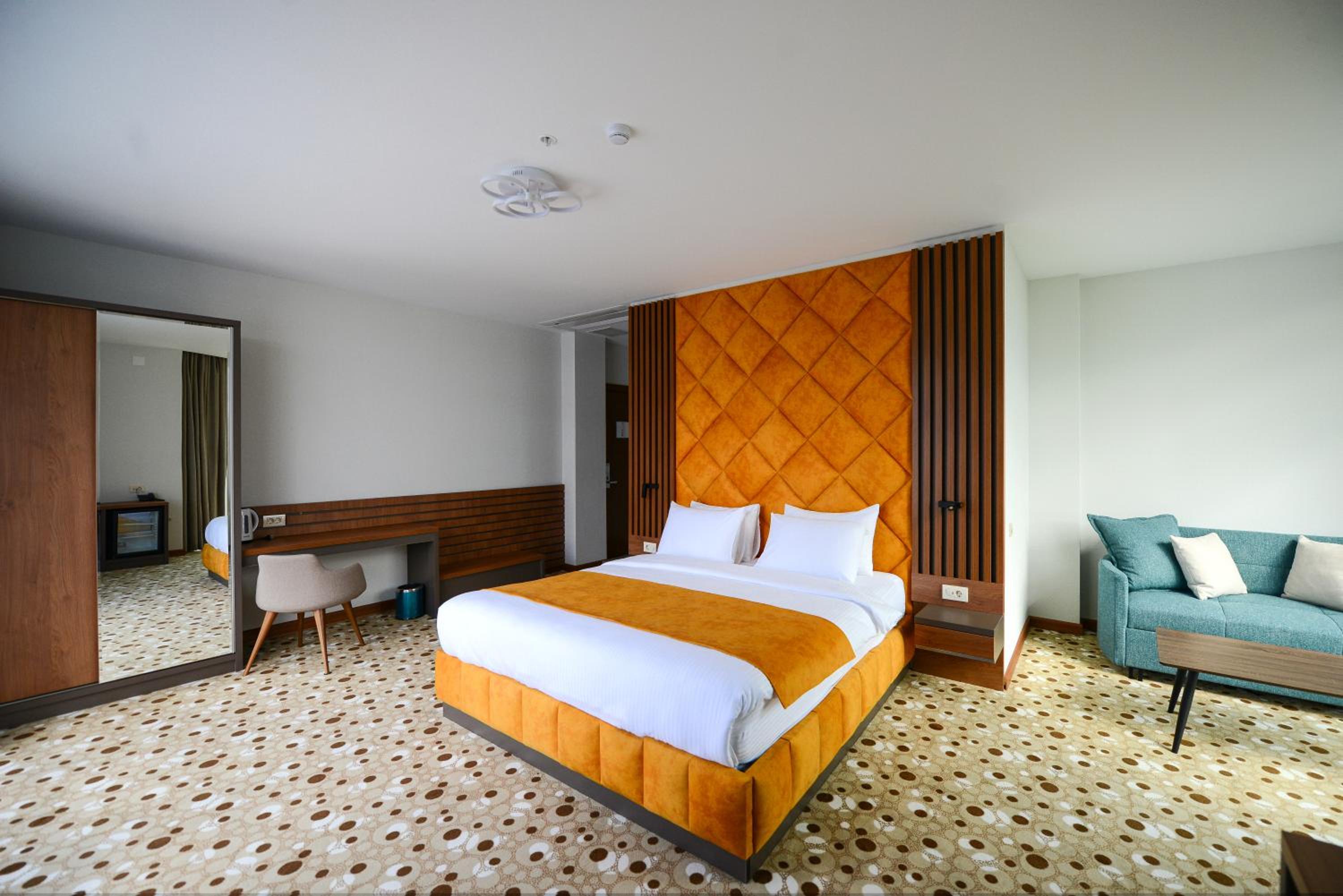 Deluxe Double Room with Balcony and Sea View - Photo 13