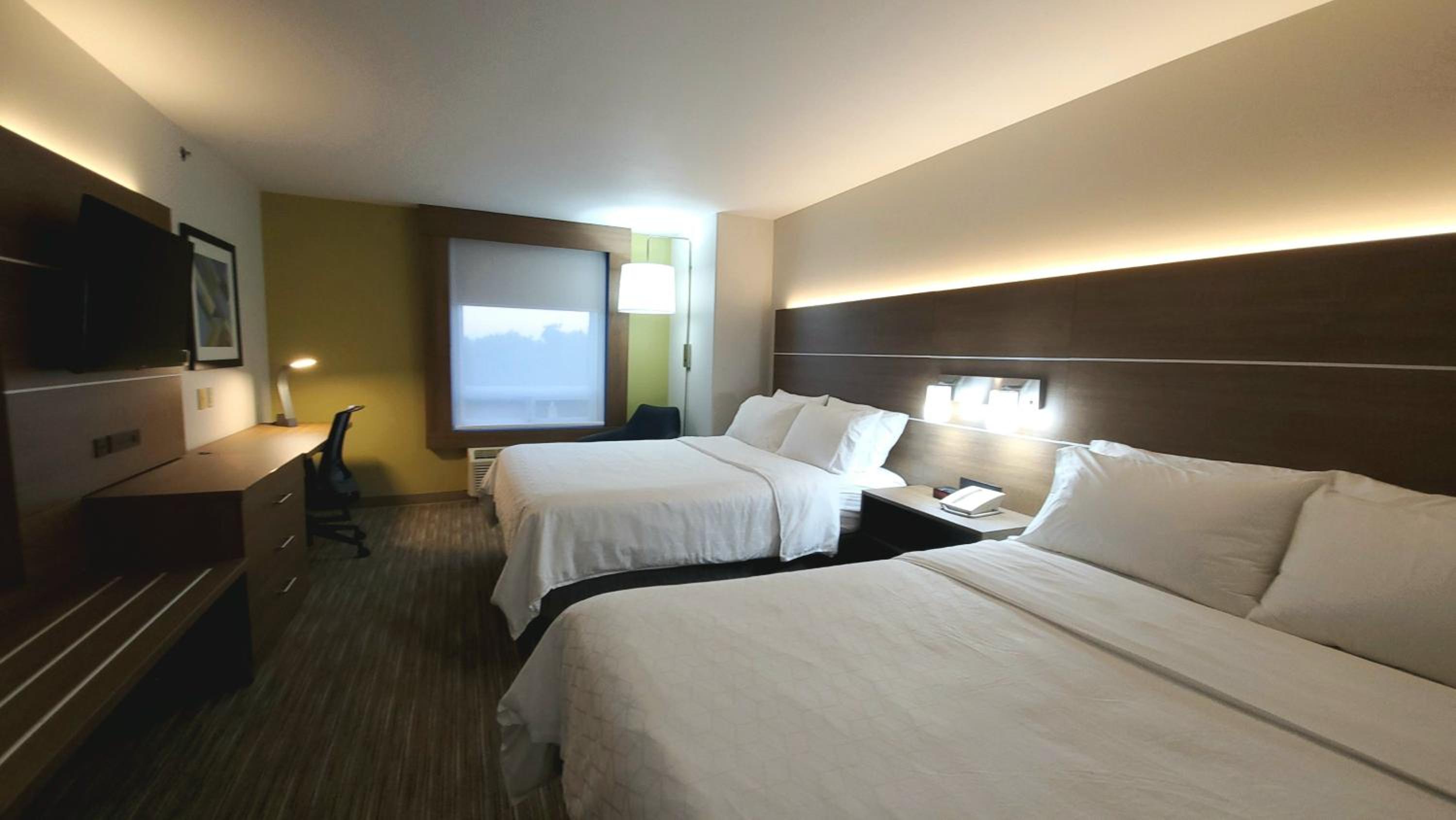 Standard Room with Two Queen Beds - Photo 2