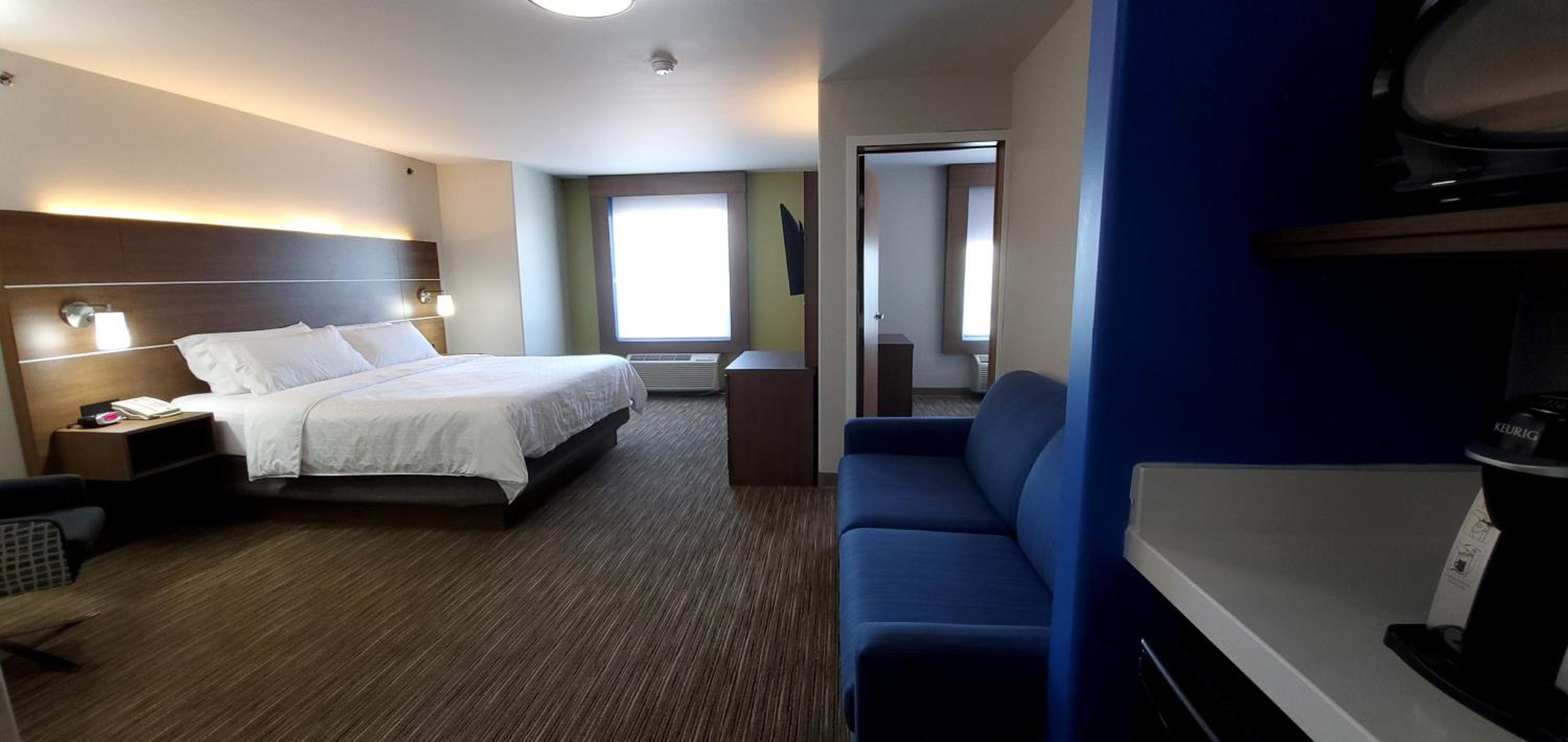 One-Bedroom Suite - Photo 2