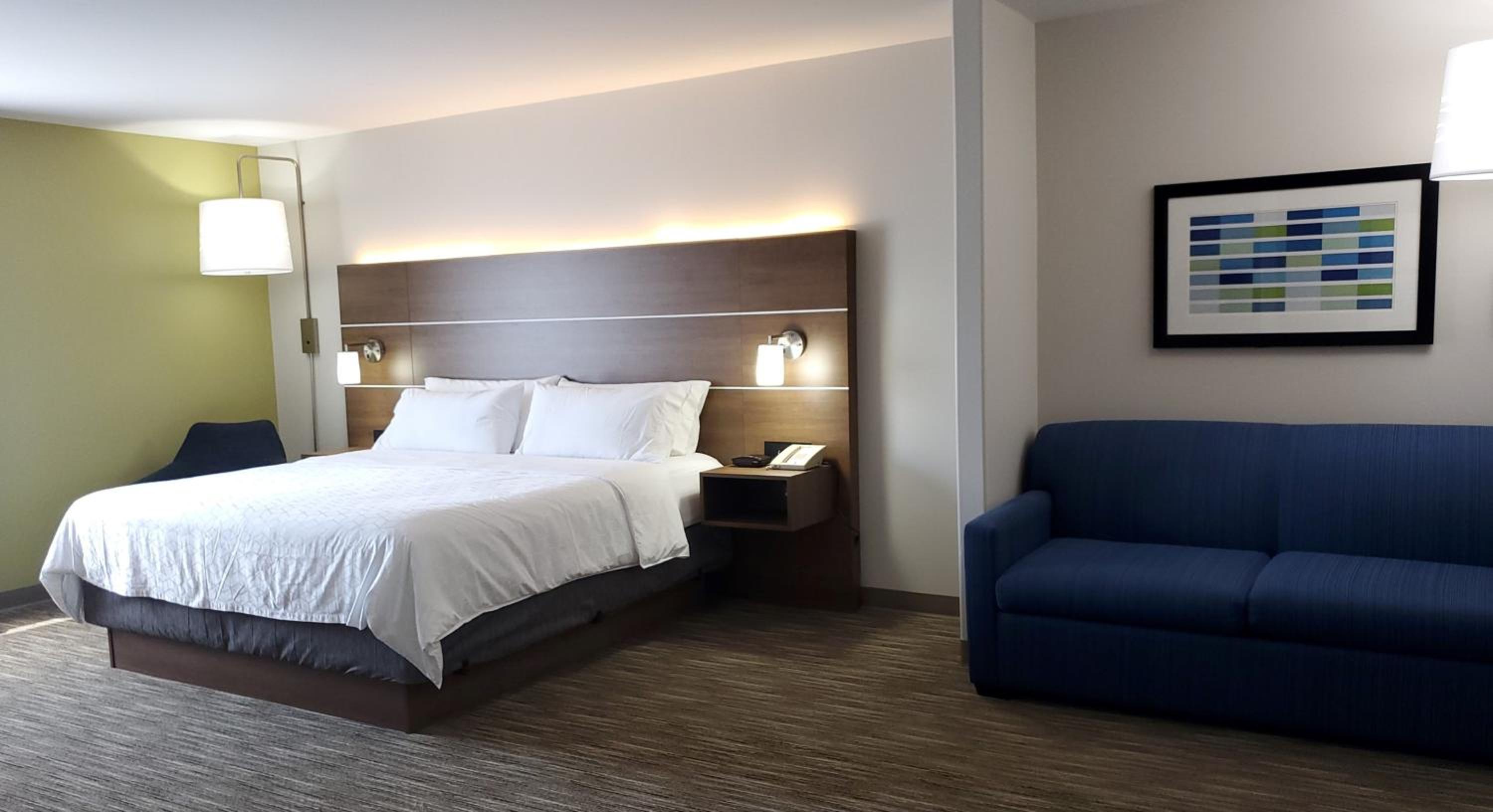 Standard King Room with Sofa Bed - Photo 2