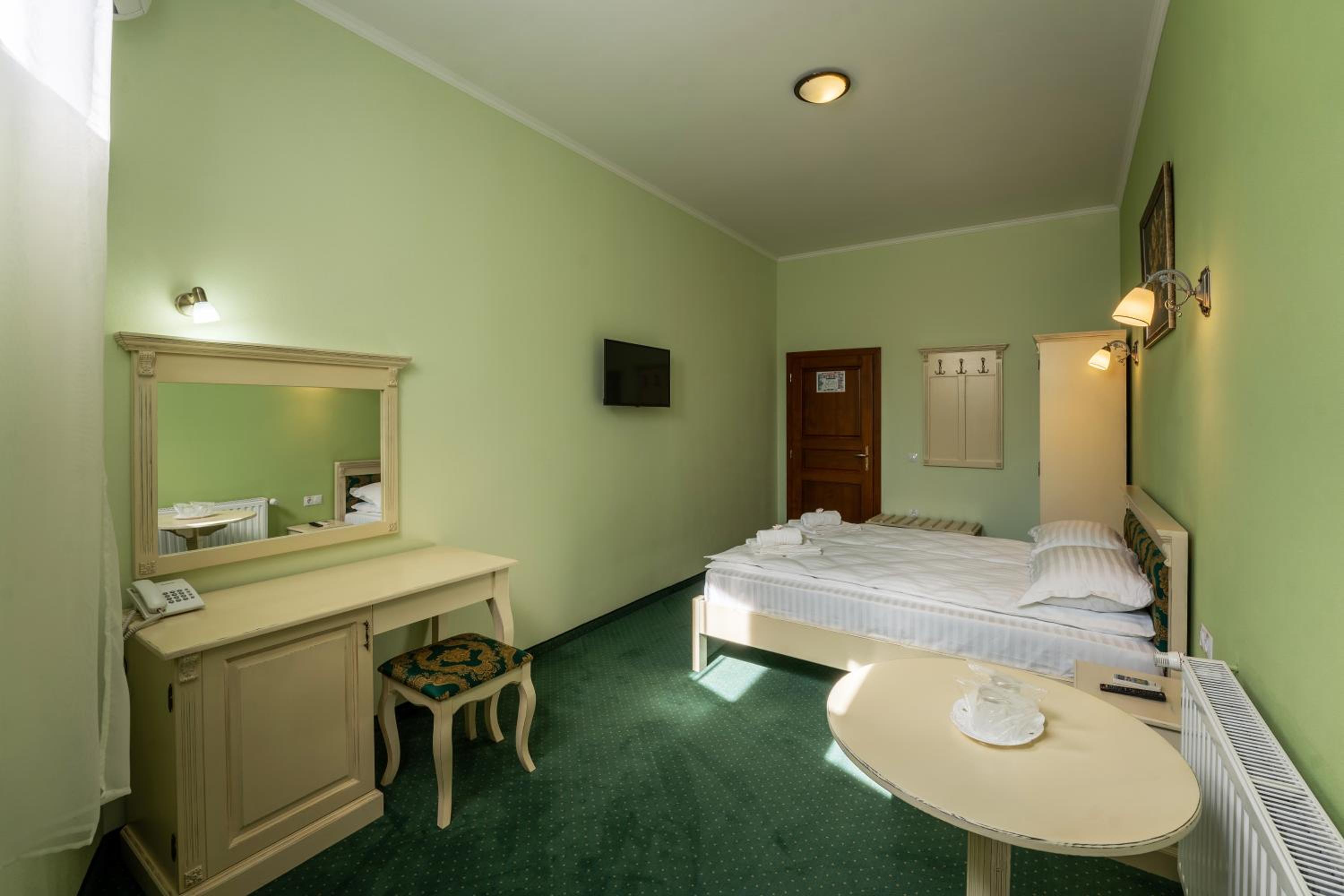 Deluxe Queen Room - Photo 1
