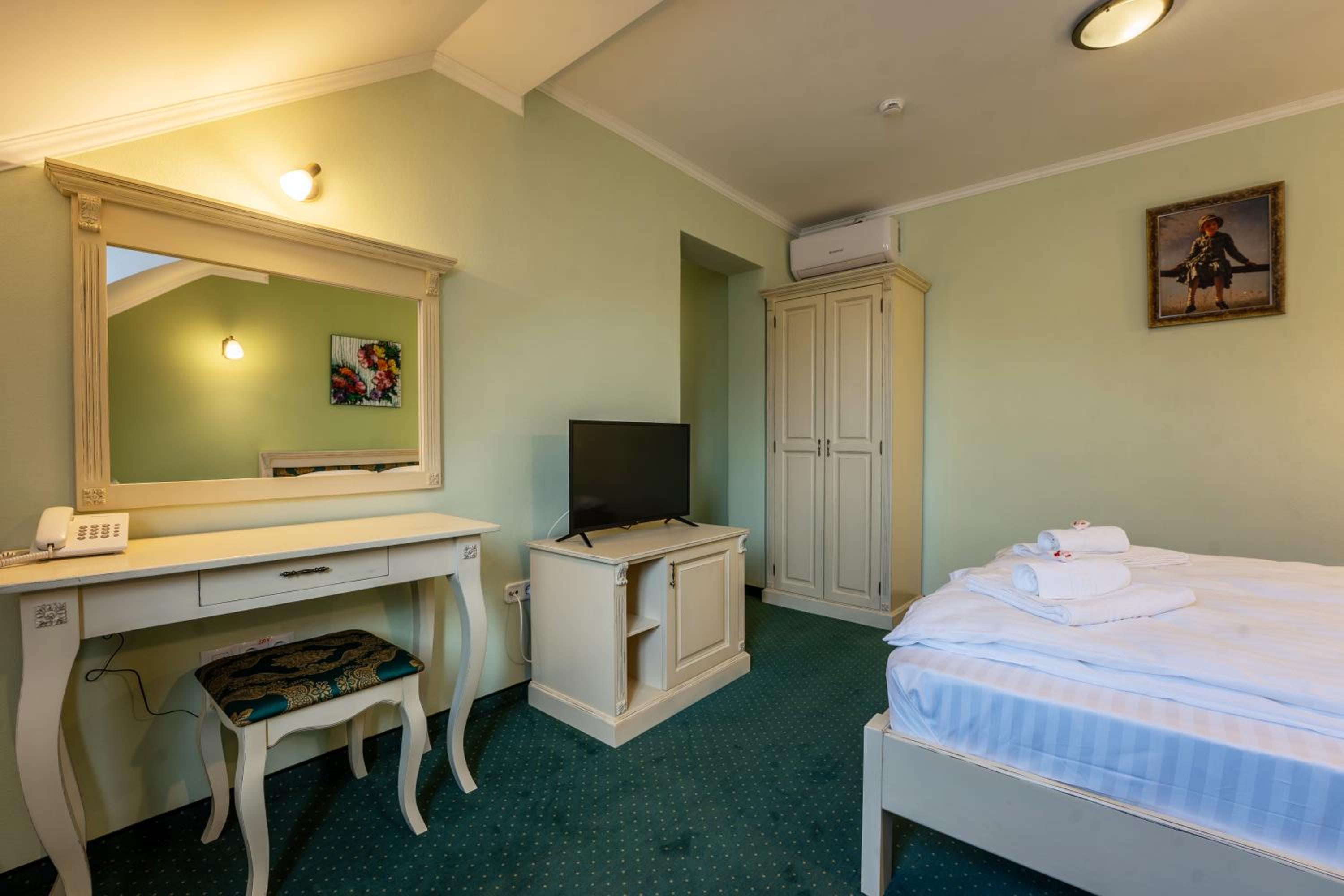 Deluxe Queen Room - Photo 14