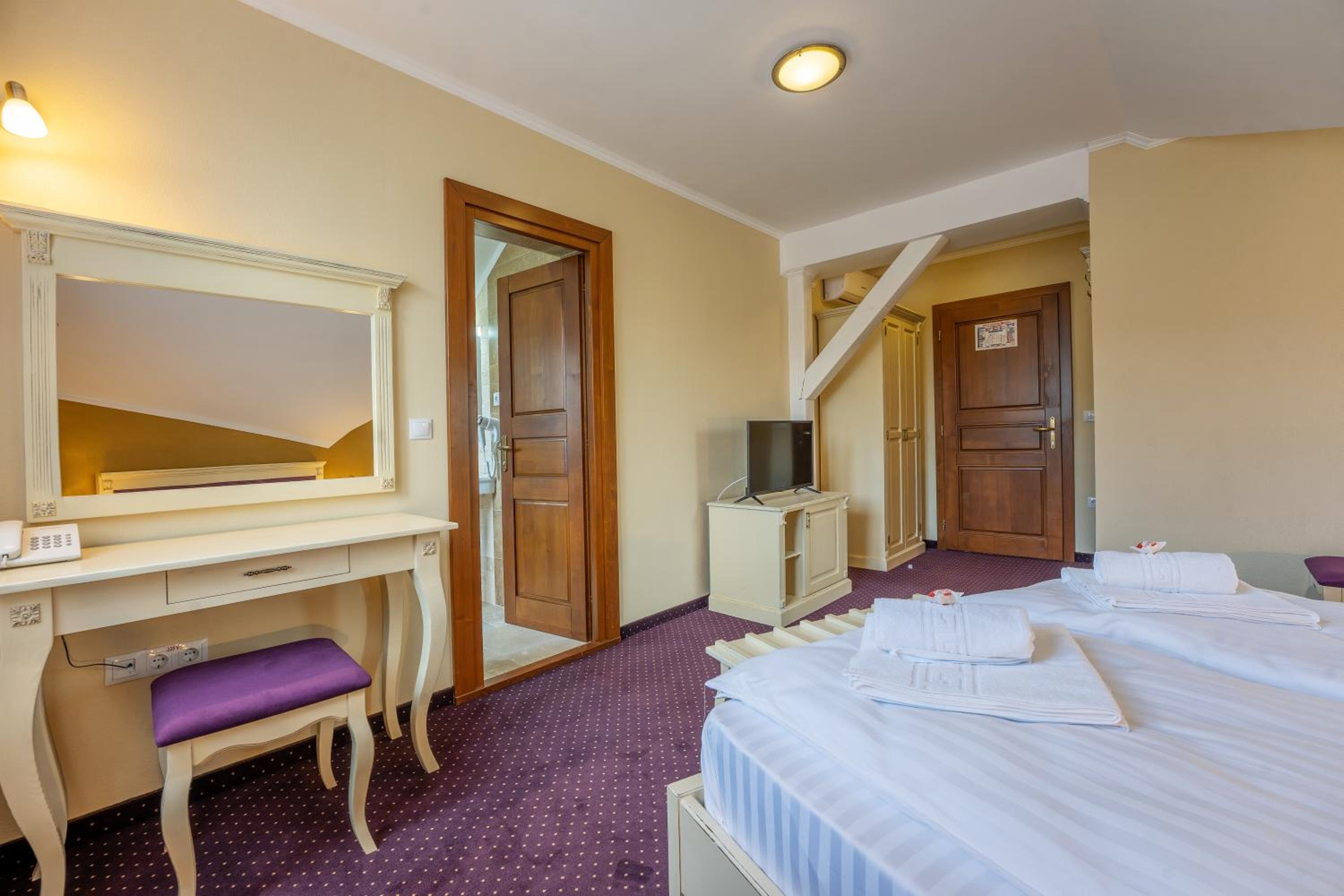 Superior King Room - Photo 1