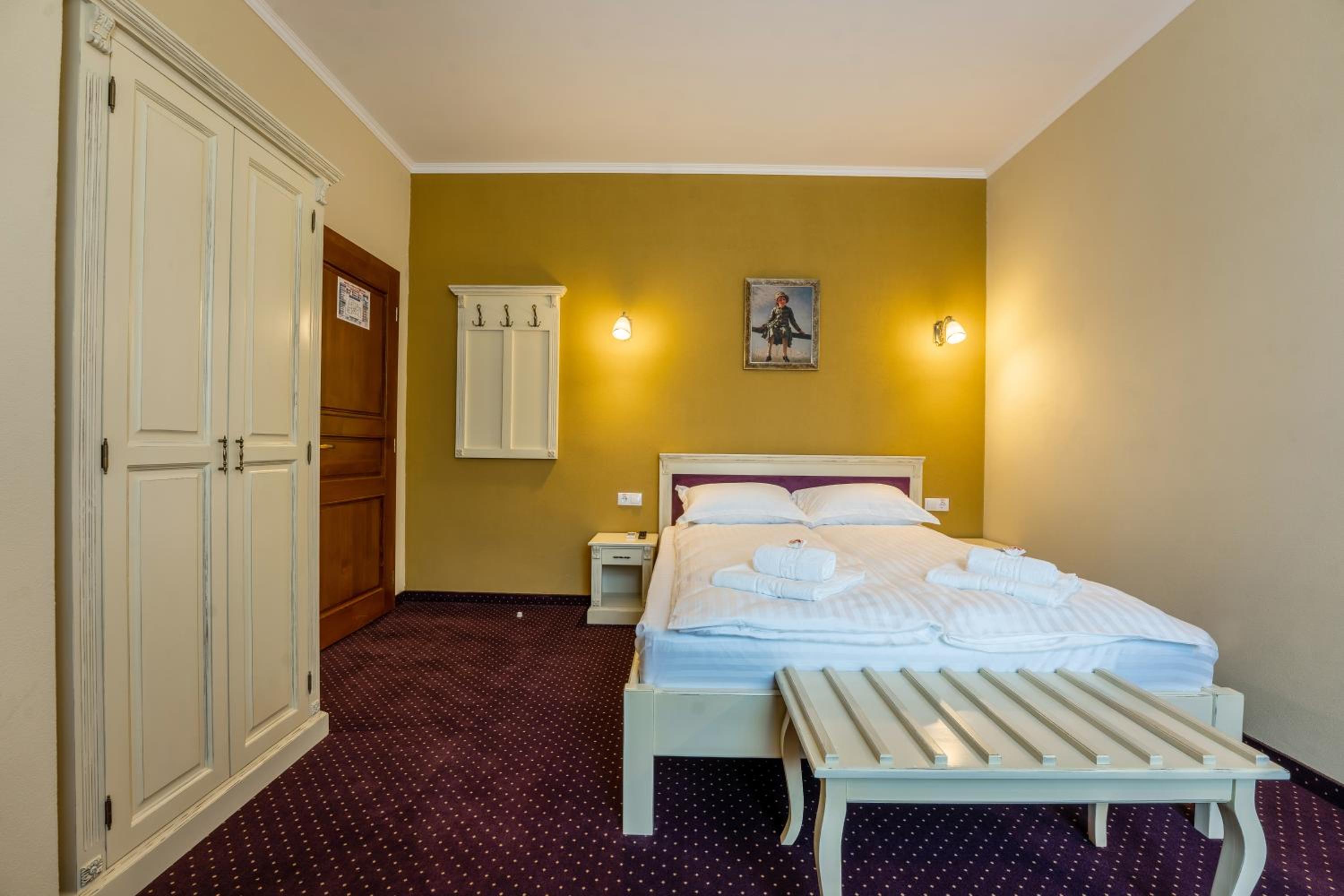 Deluxe Queen Room - Photo 5