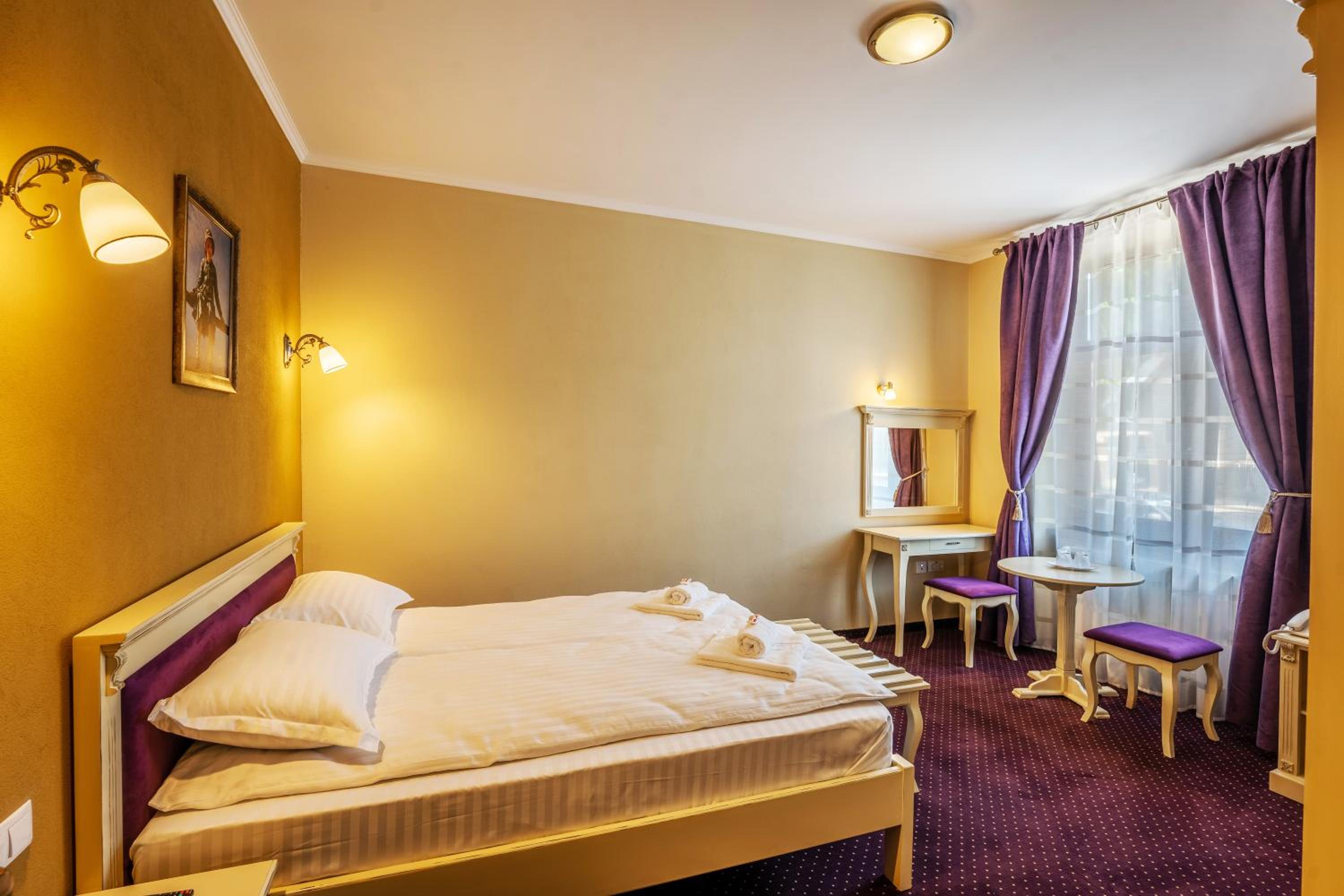 Deluxe Queen Room - Photo 6