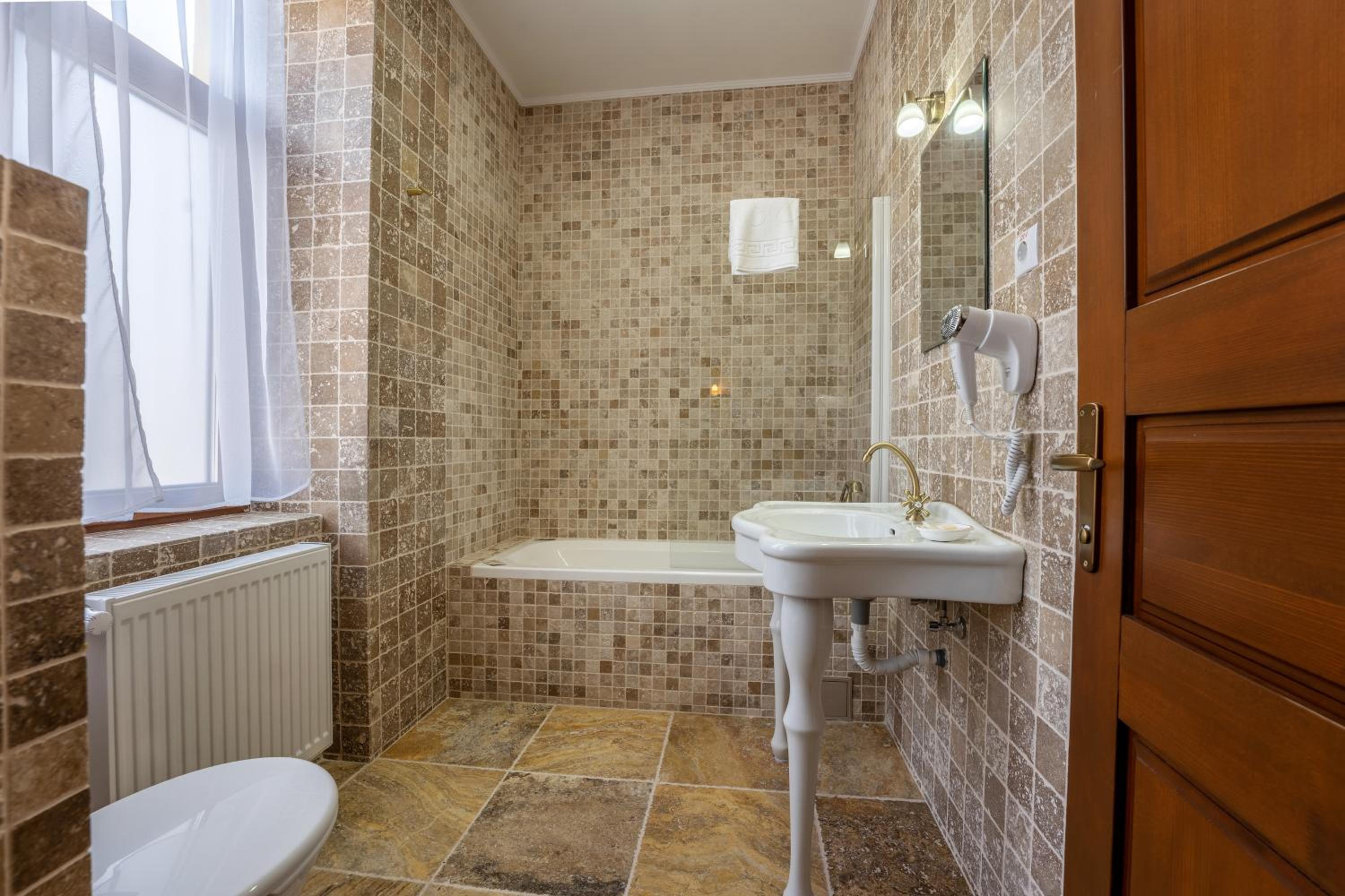 Deluxe Queen Room - Photo 7