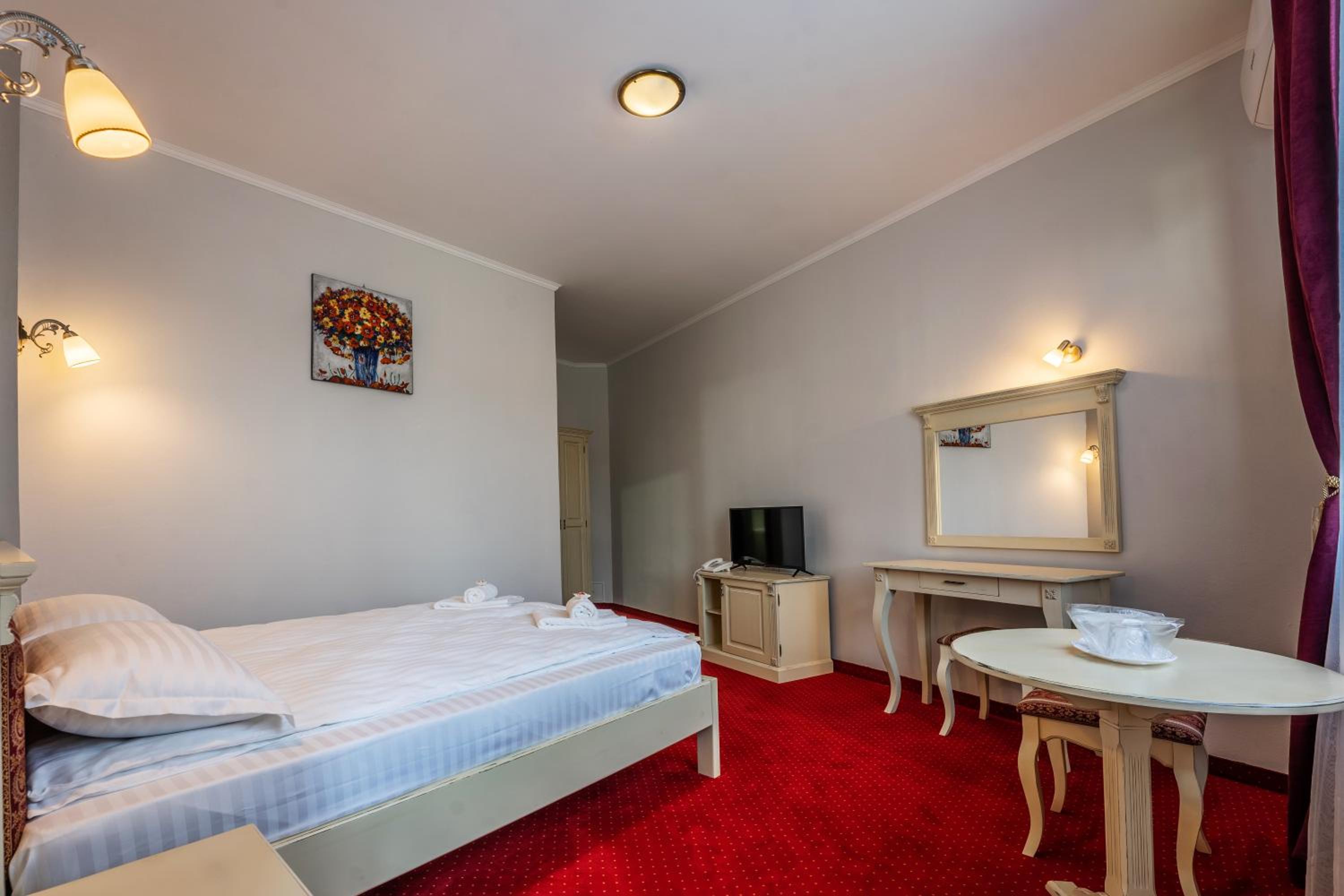 Deluxe Double Room - Photo 8