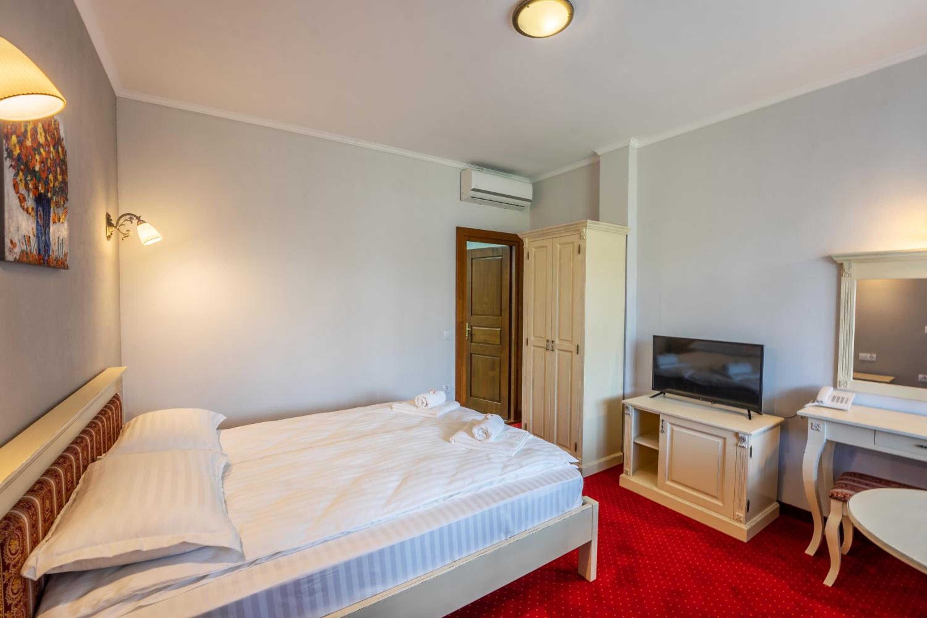 Deluxe Double Room - Photo 9