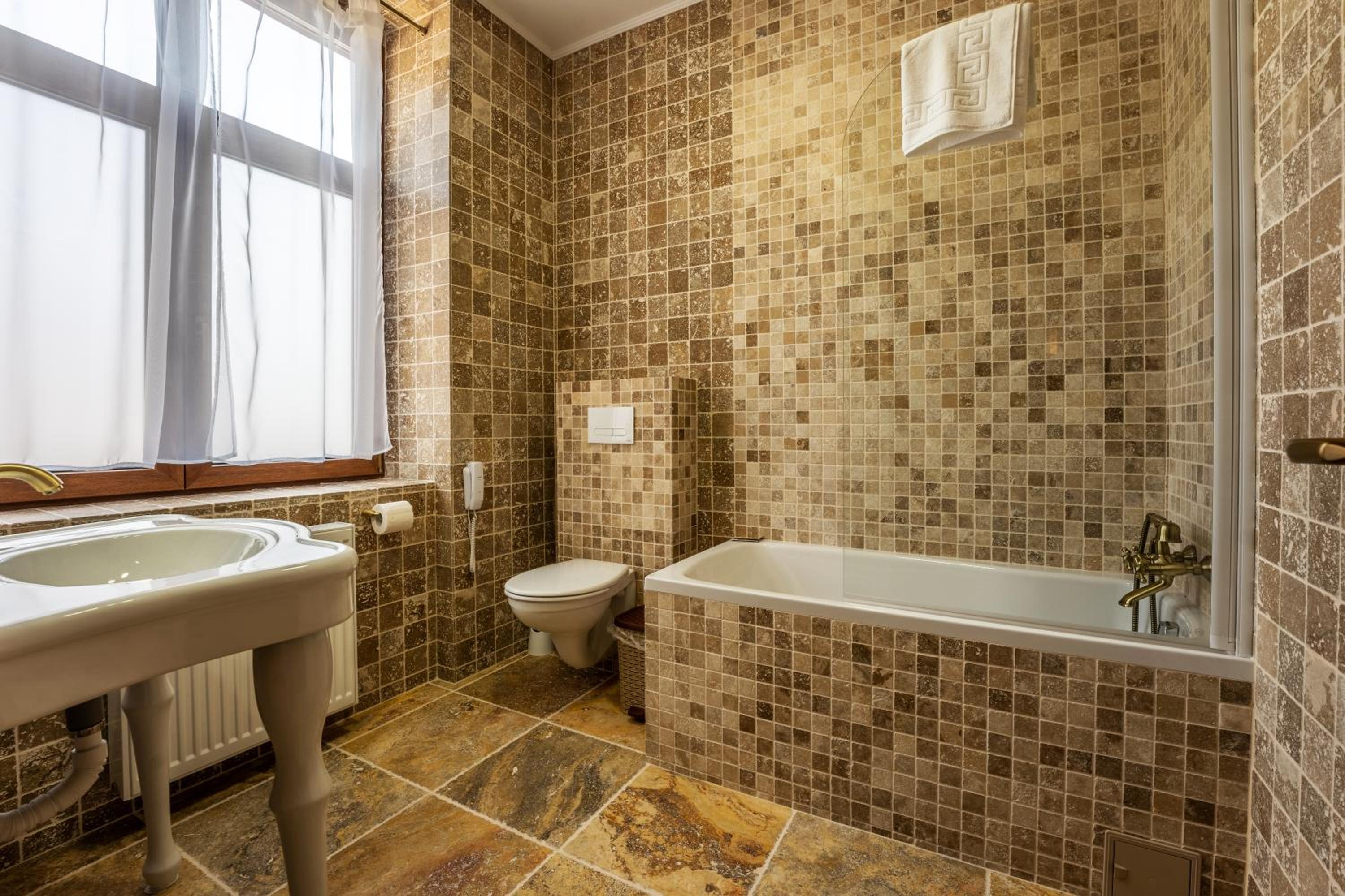 Deluxe Queen Room - Photo 9