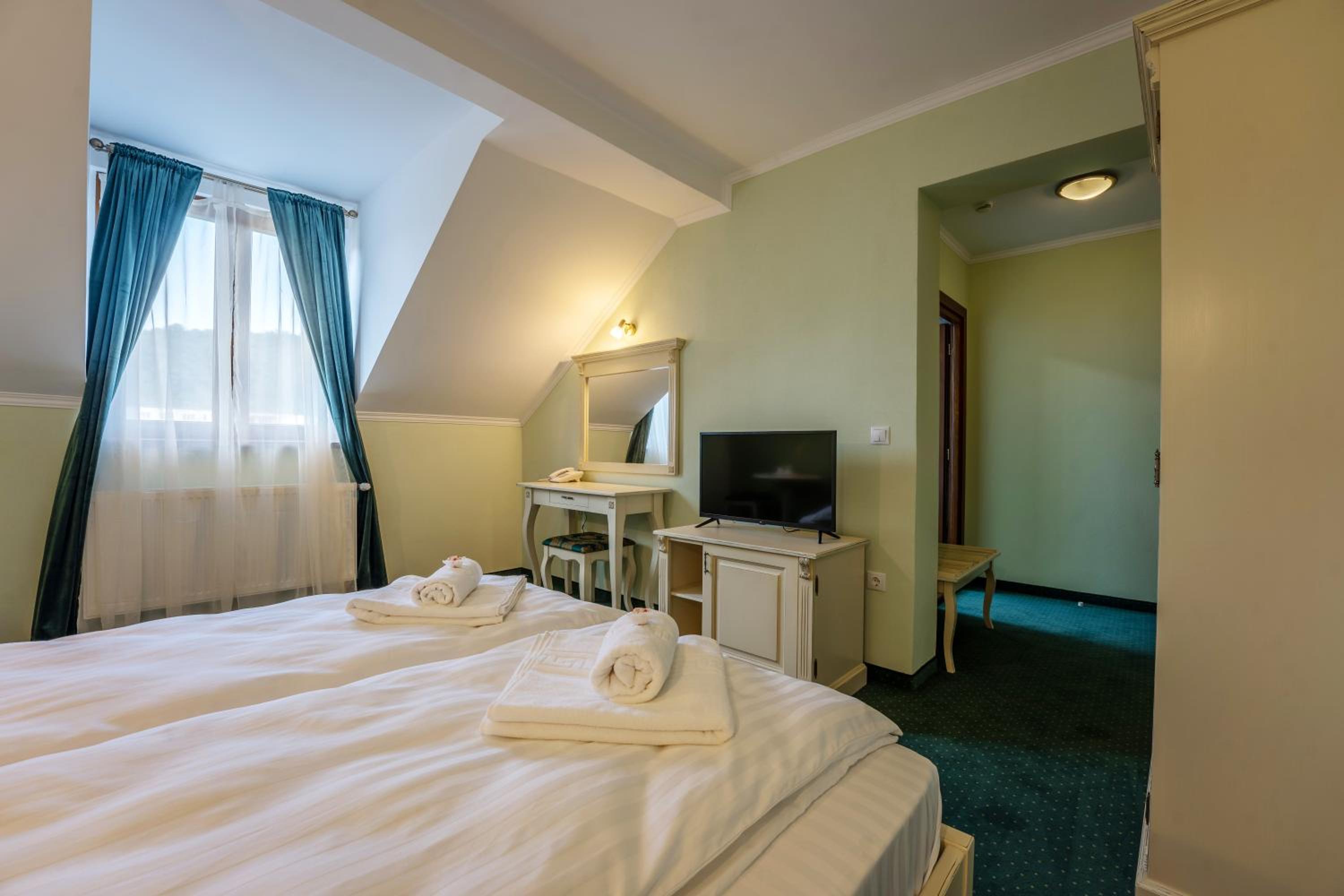 Deluxe Queen Room - Photo 10