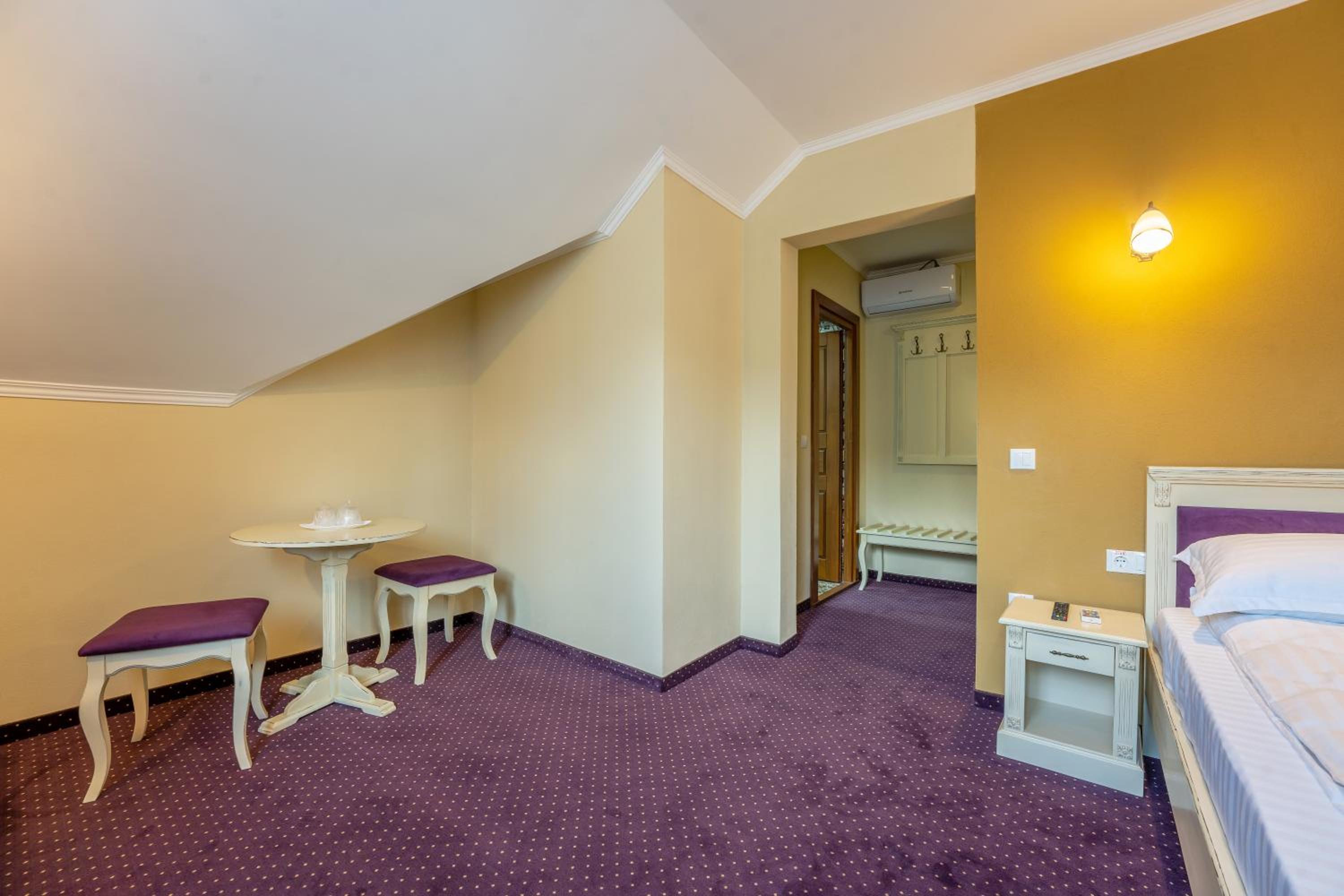 King Room with Two King Beds - Photo 10