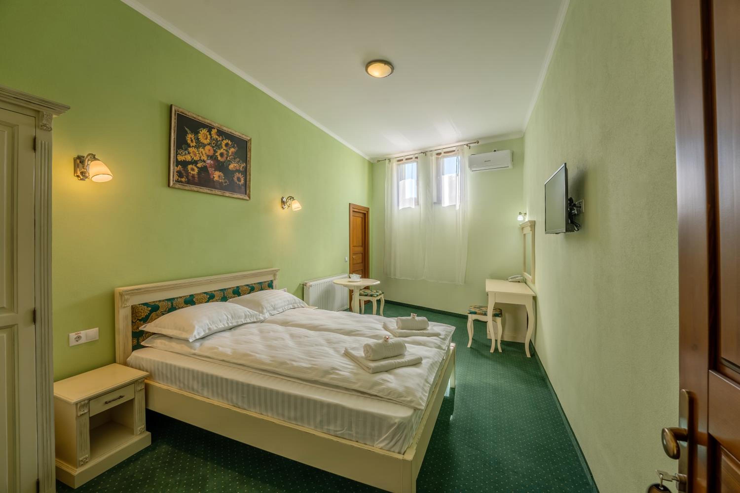Deluxe Queen Room - Photo 11