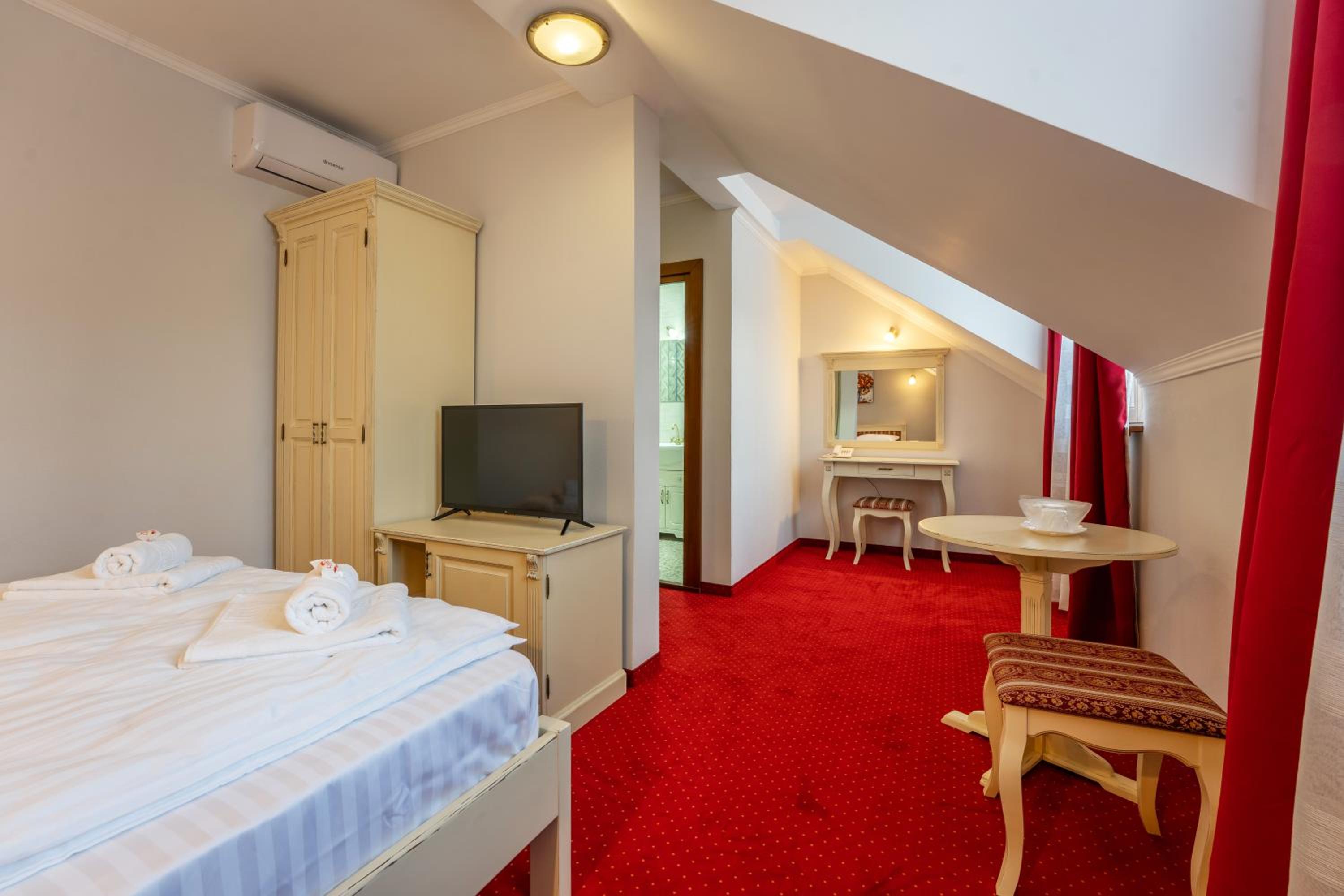 Superior King Room - Photo 7