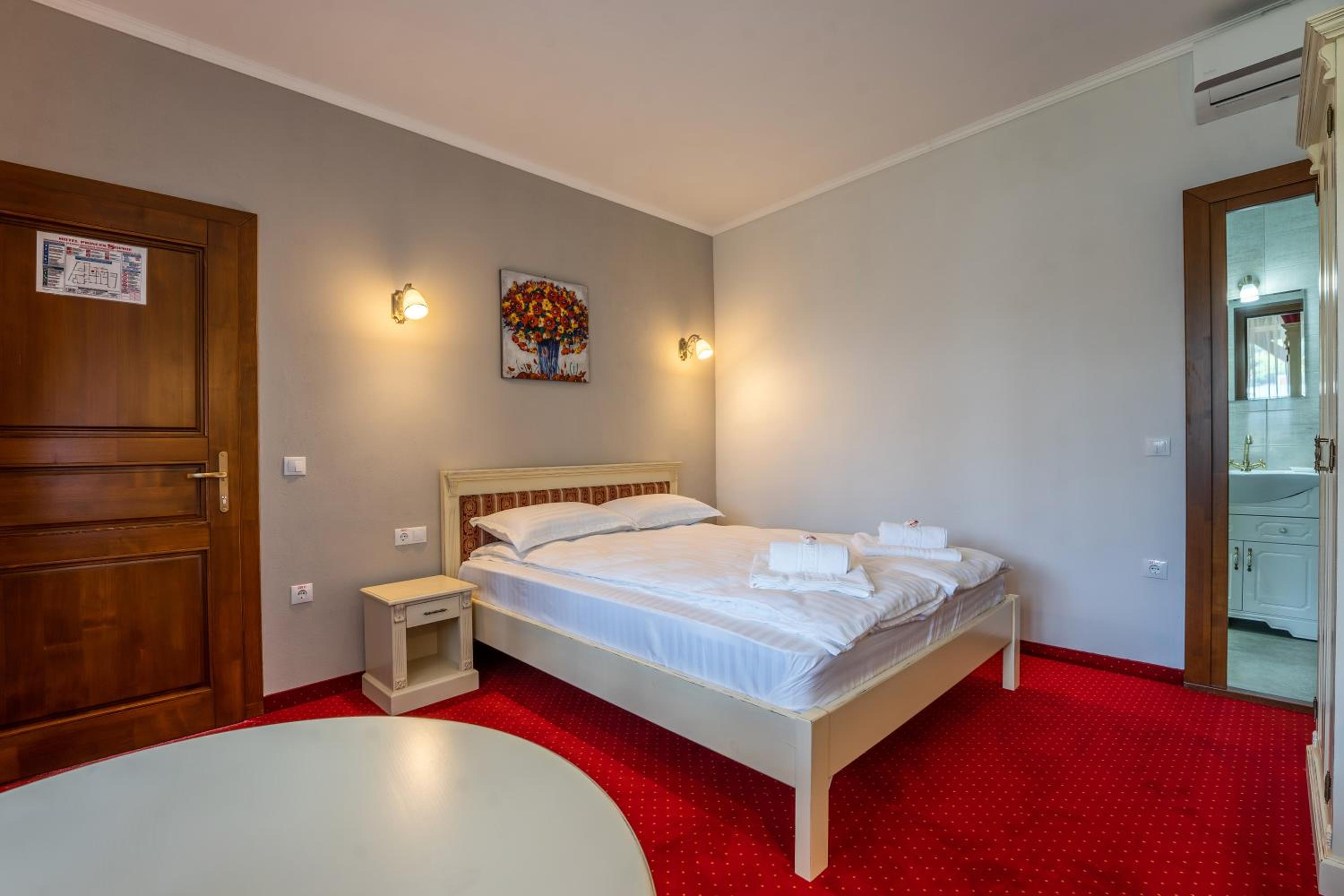 Deluxe Double Room - Photo 10