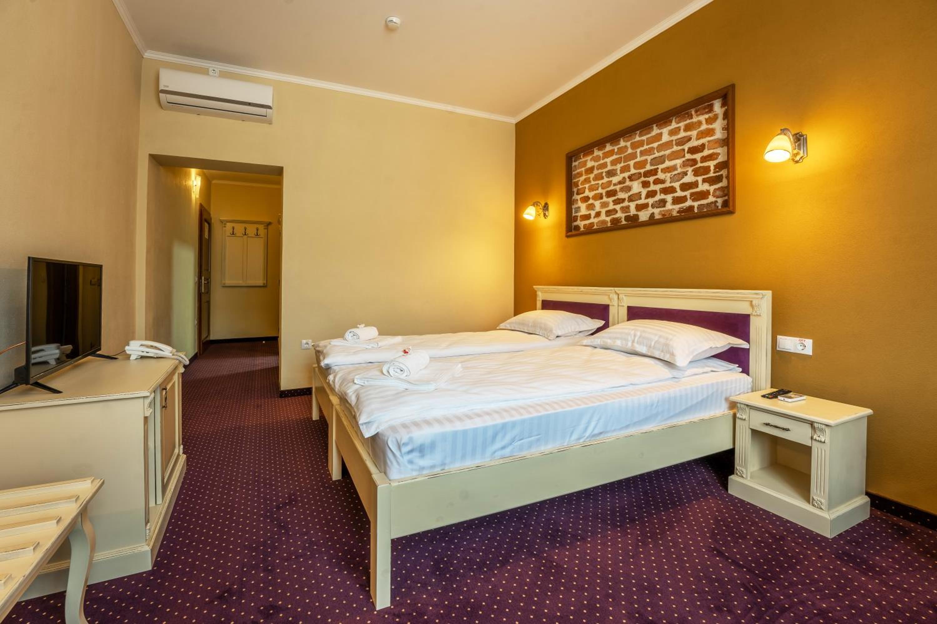 King Room with Two King Beds - Photo 3