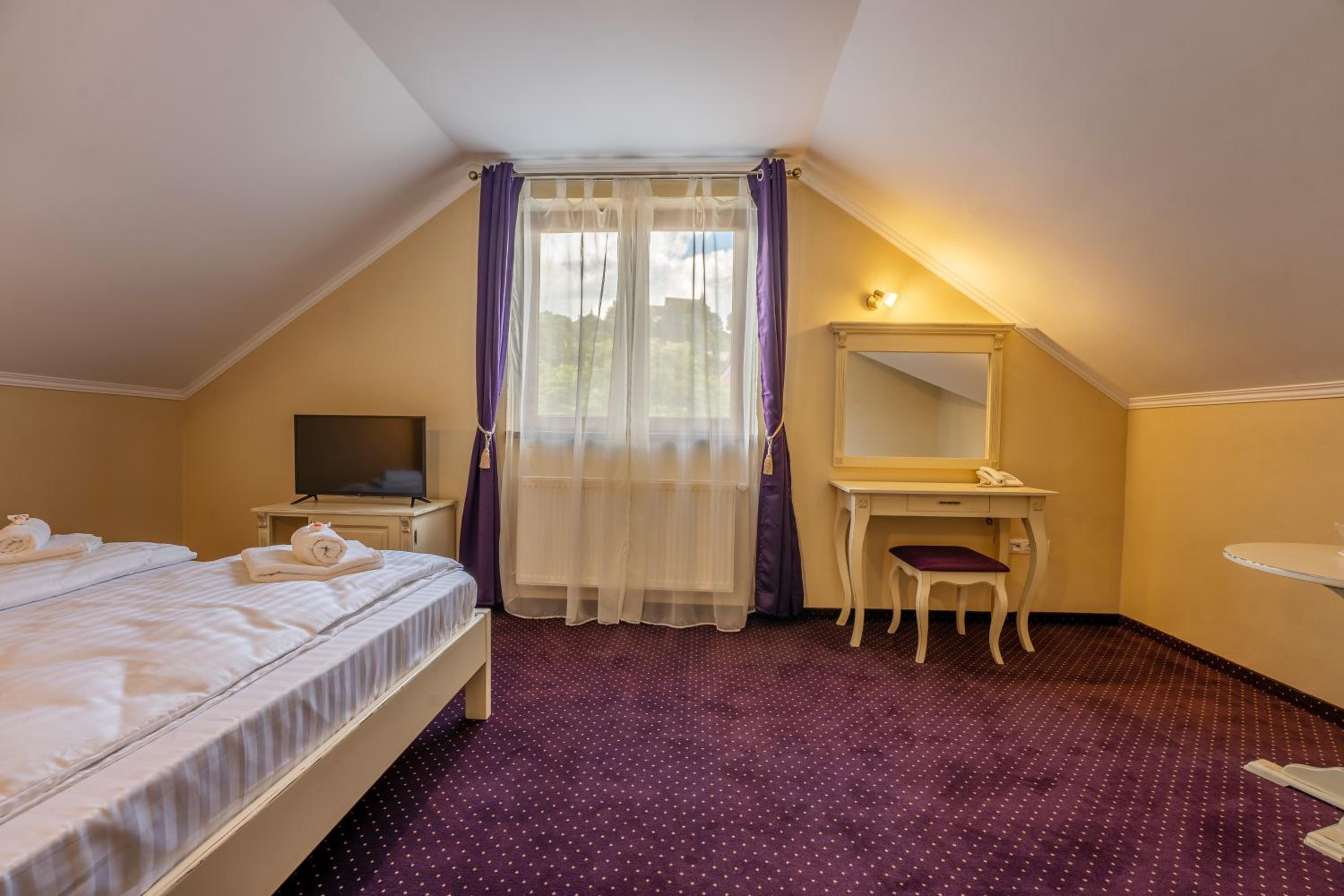 King Room with Two King Beds - Photo 6