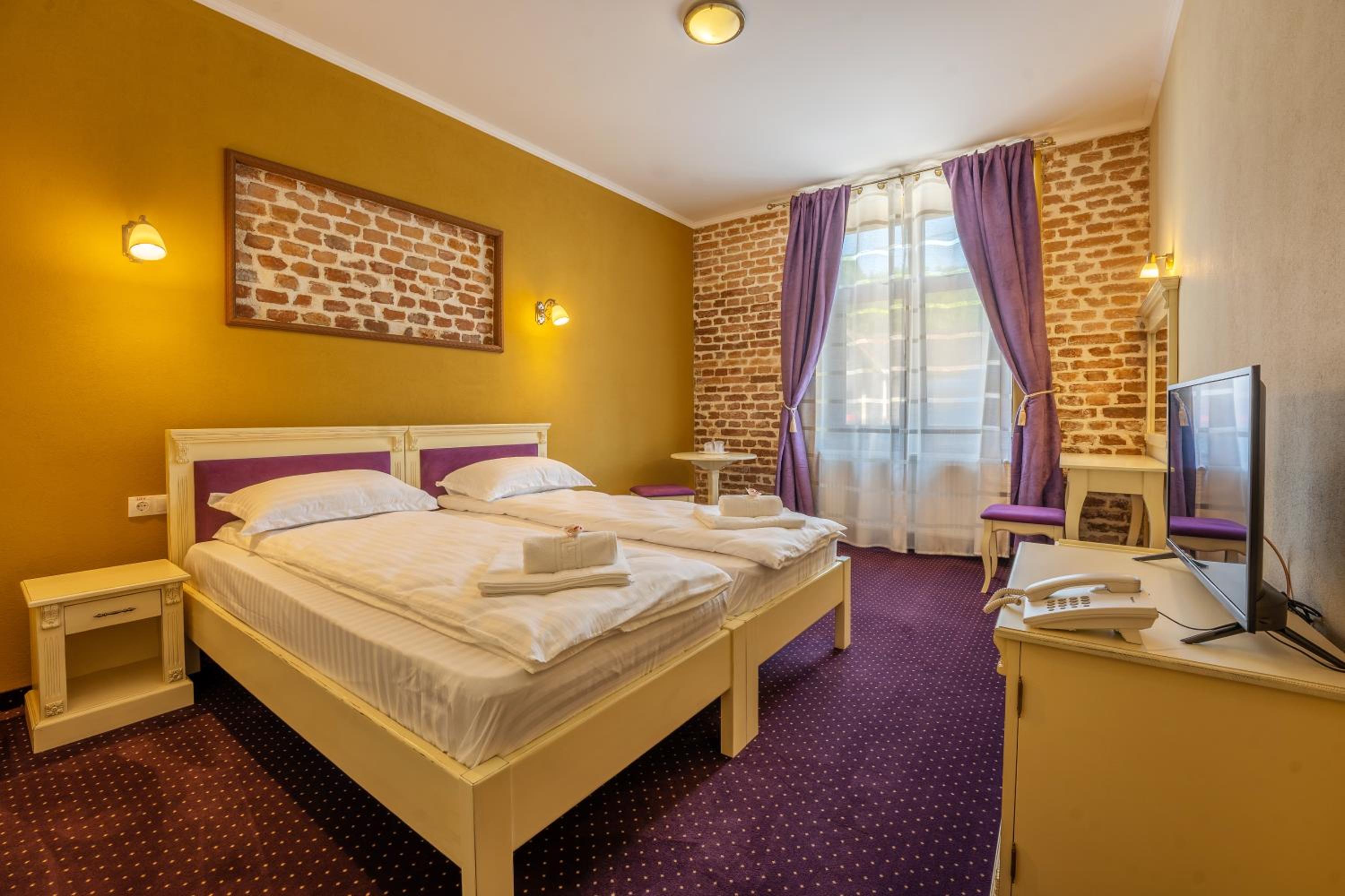 King Room with Two King Beds - Photo 7