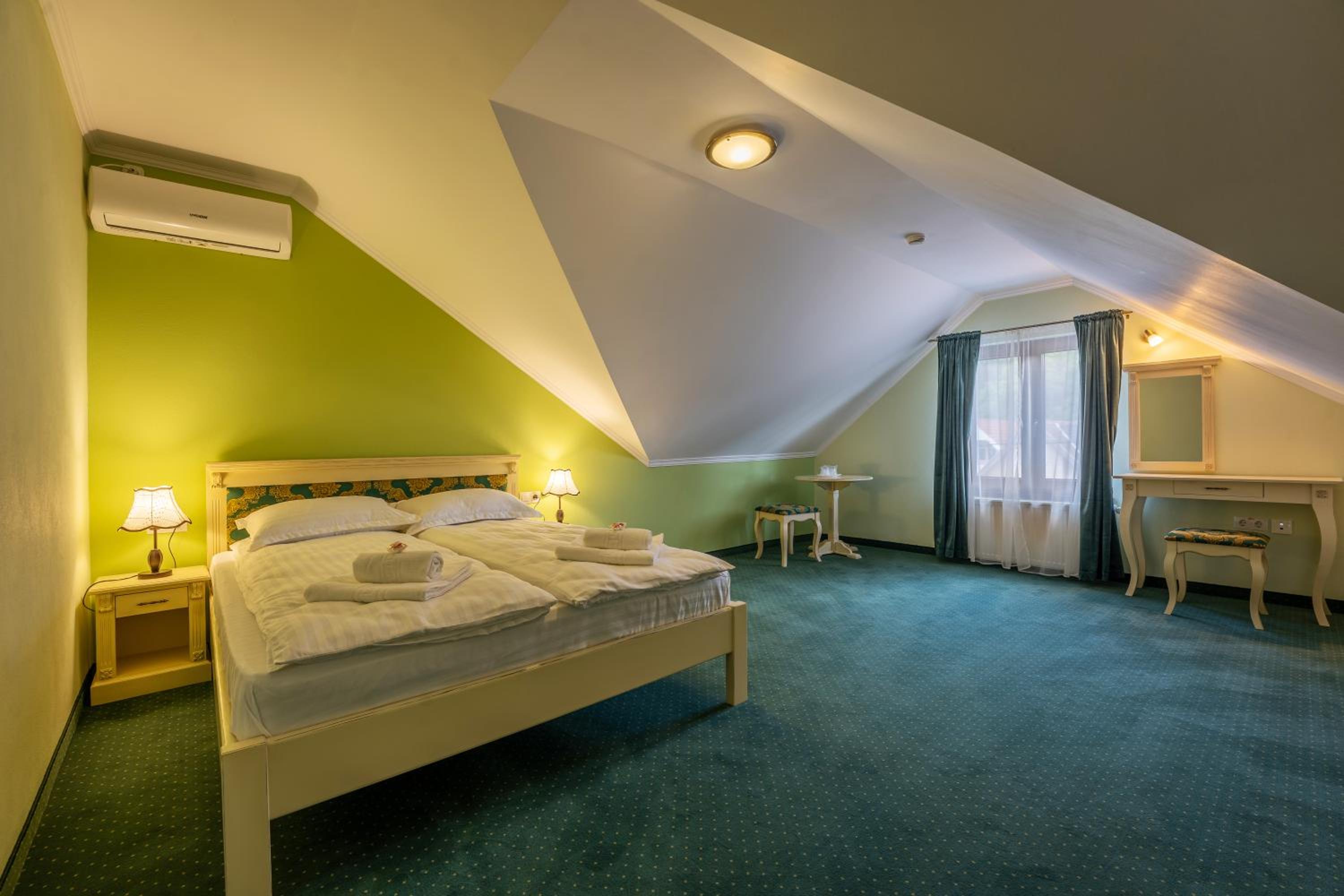 Superior King Room - Photo 9