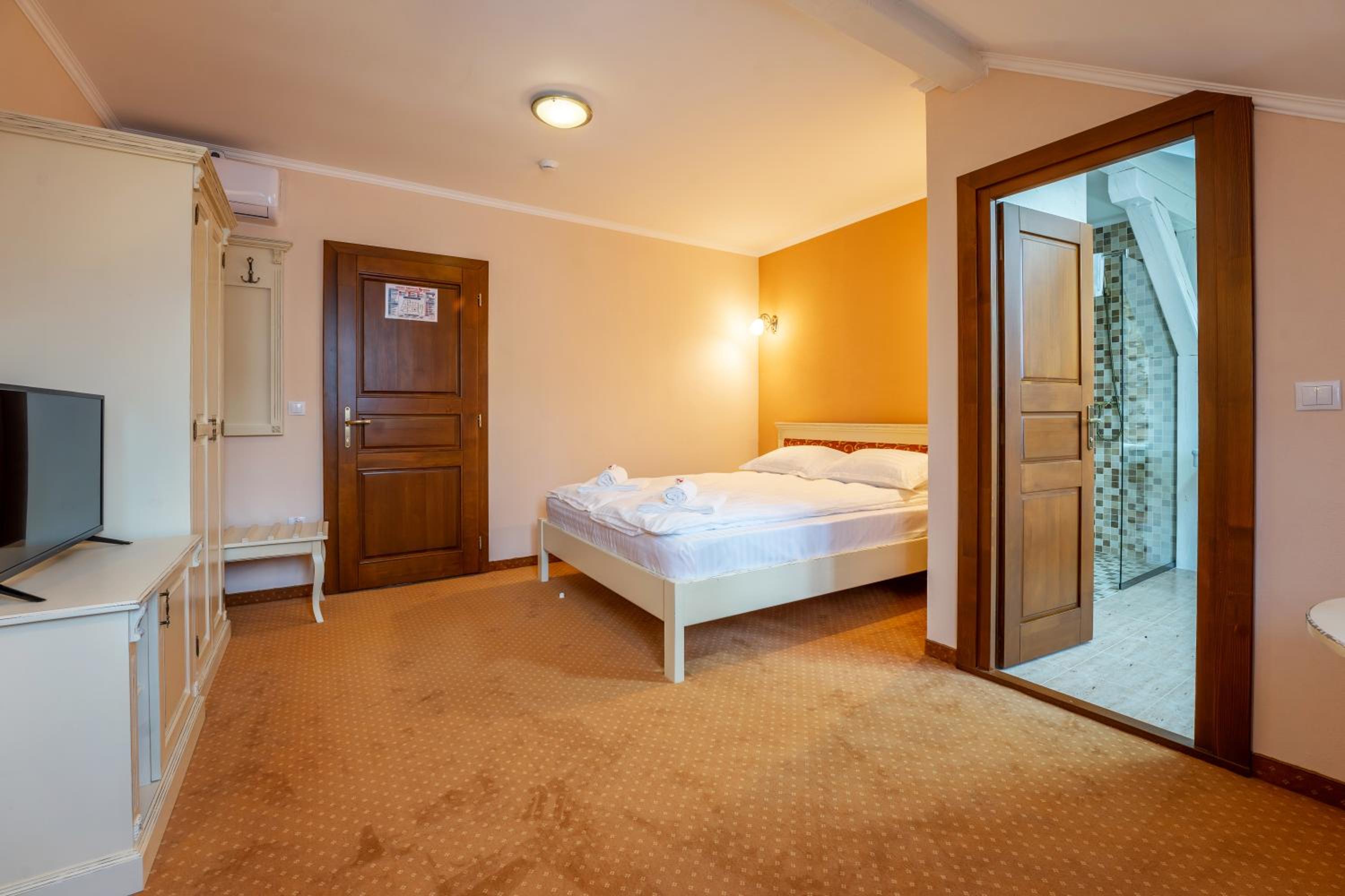 Deluxe Double Room - Photo 11