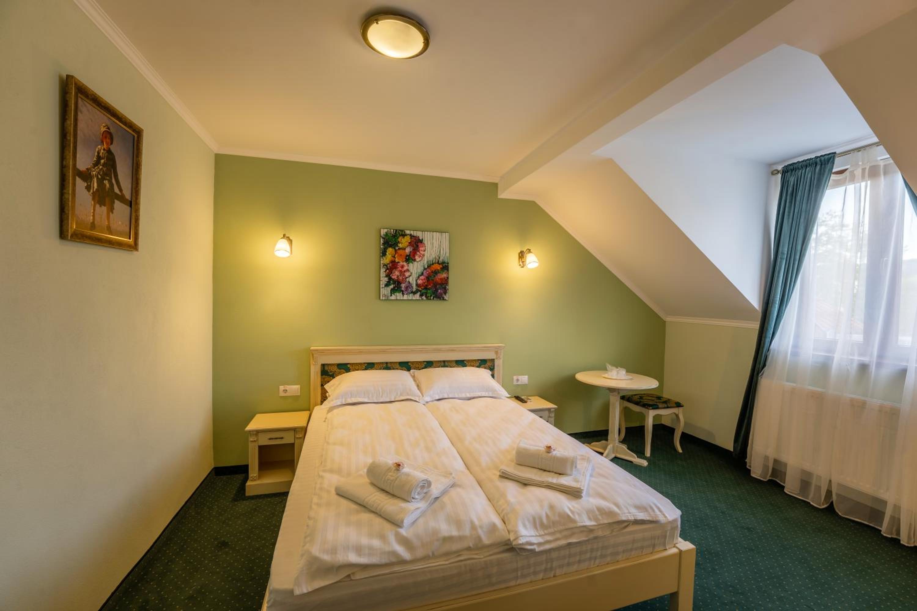 Deluxe Queen Room - Photo 13