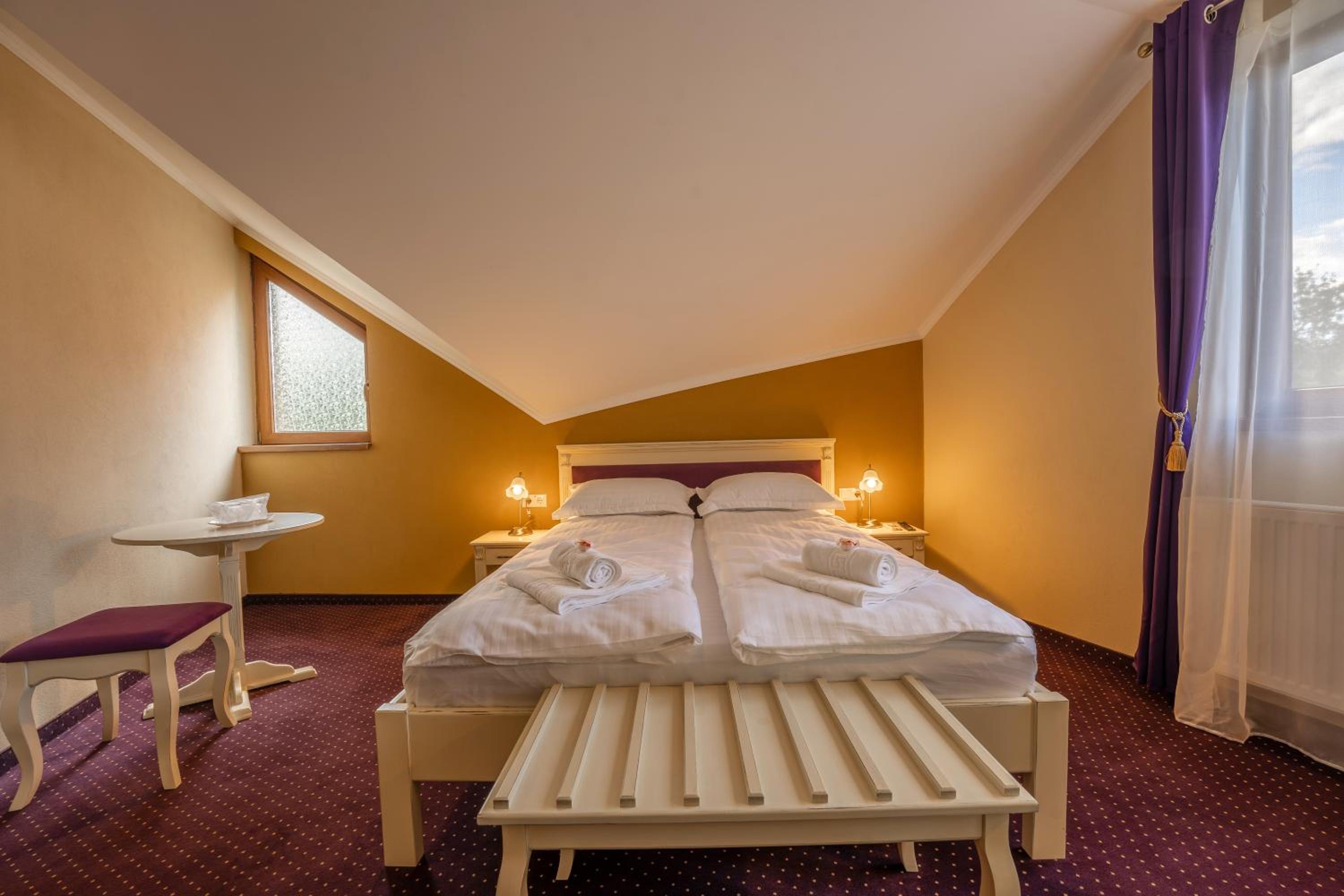 Superior King Room - Photo 12