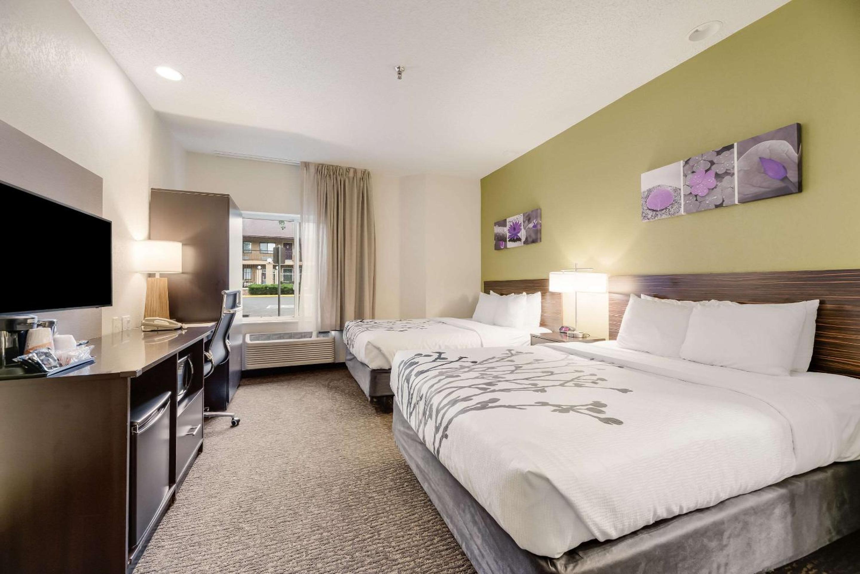 Queen Room with Two Queen Beds - Photo 5