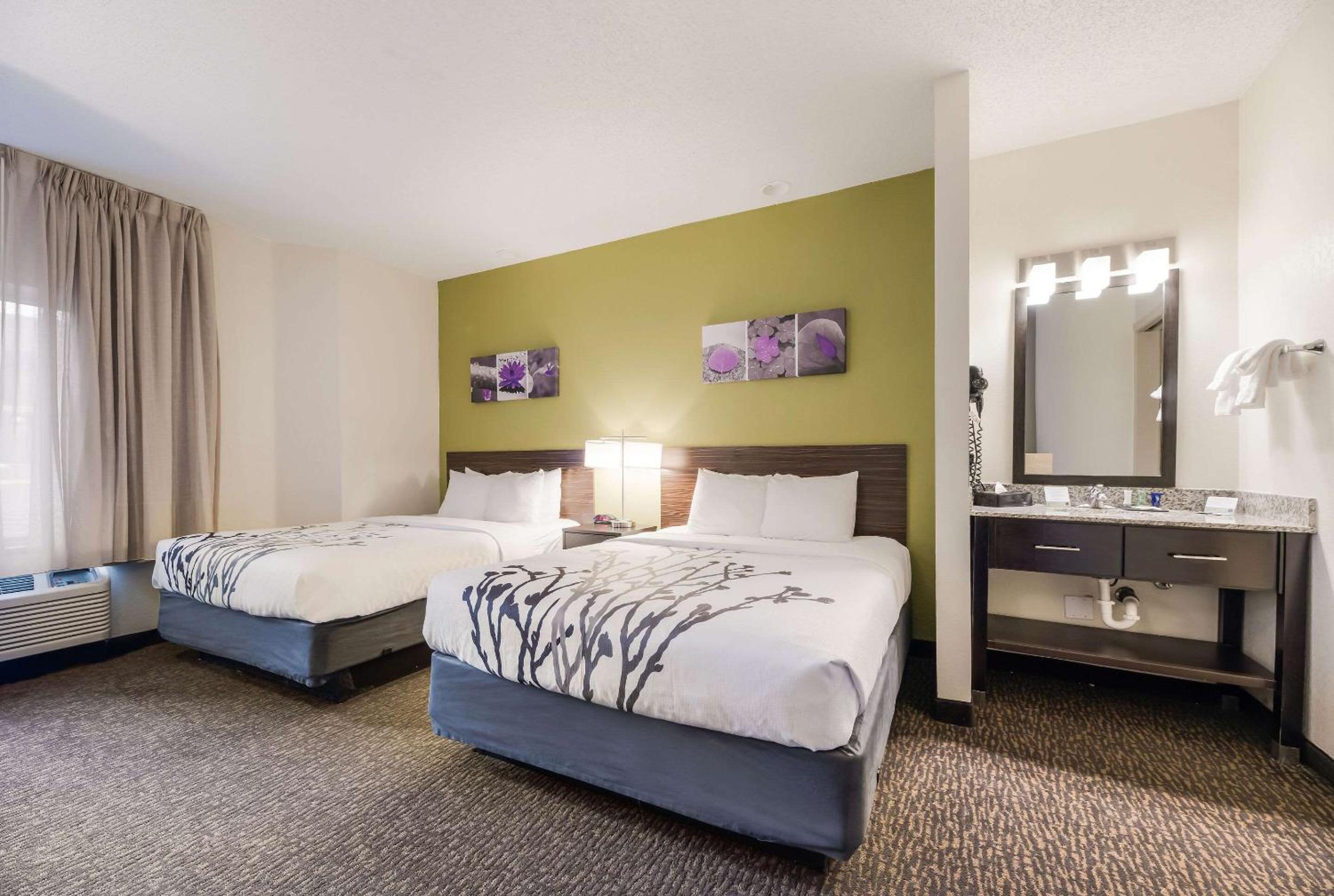 Queen Room with Two Queen Beds - Photo 1