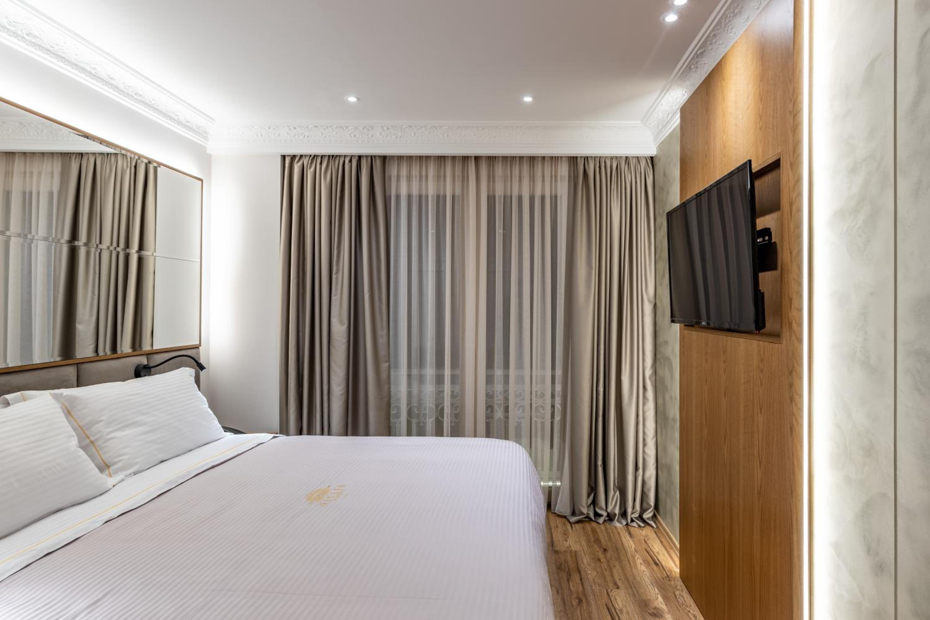 Standard King Room photo 3