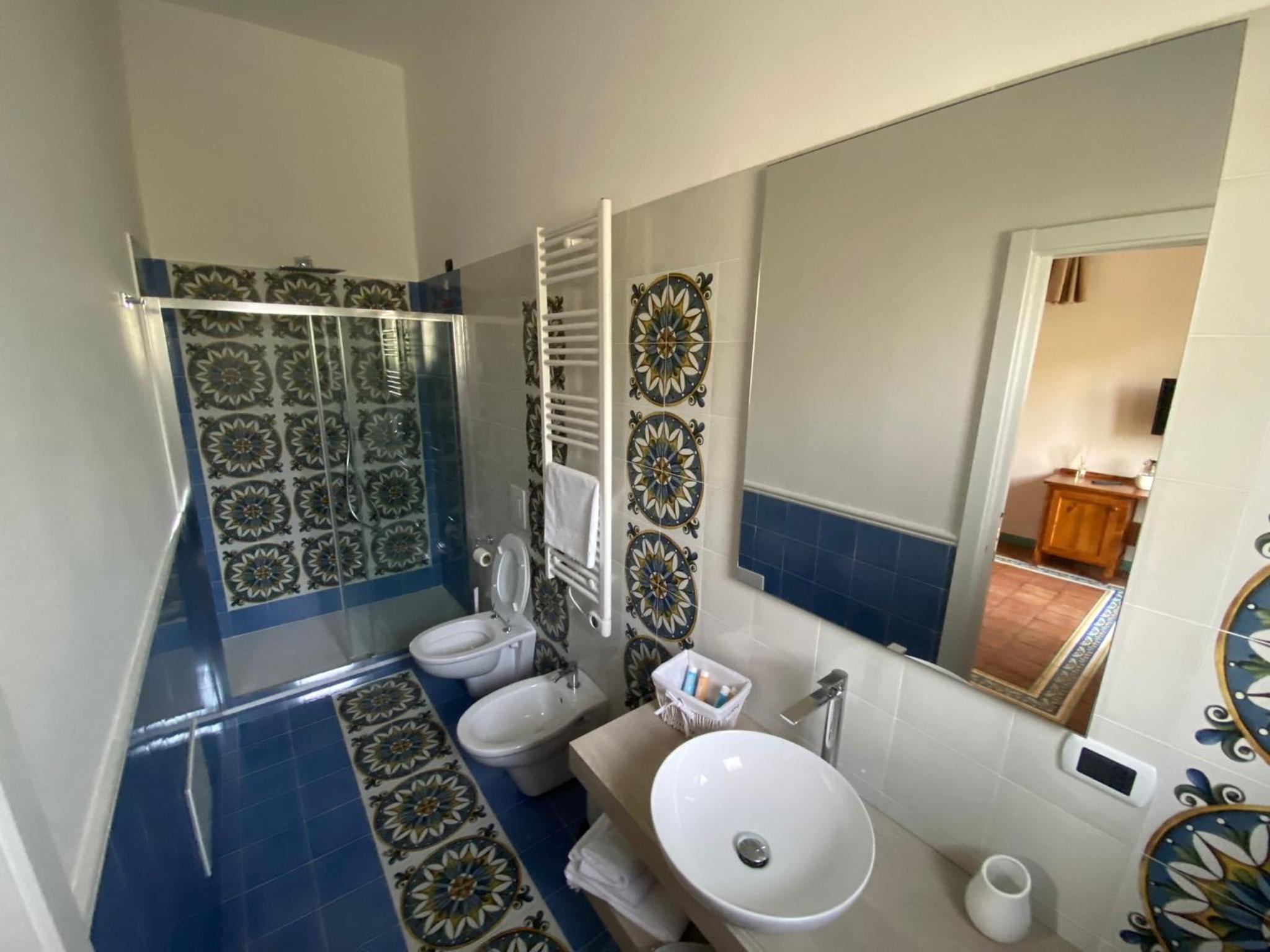 Double Room with Private Bathroom - Photo 7