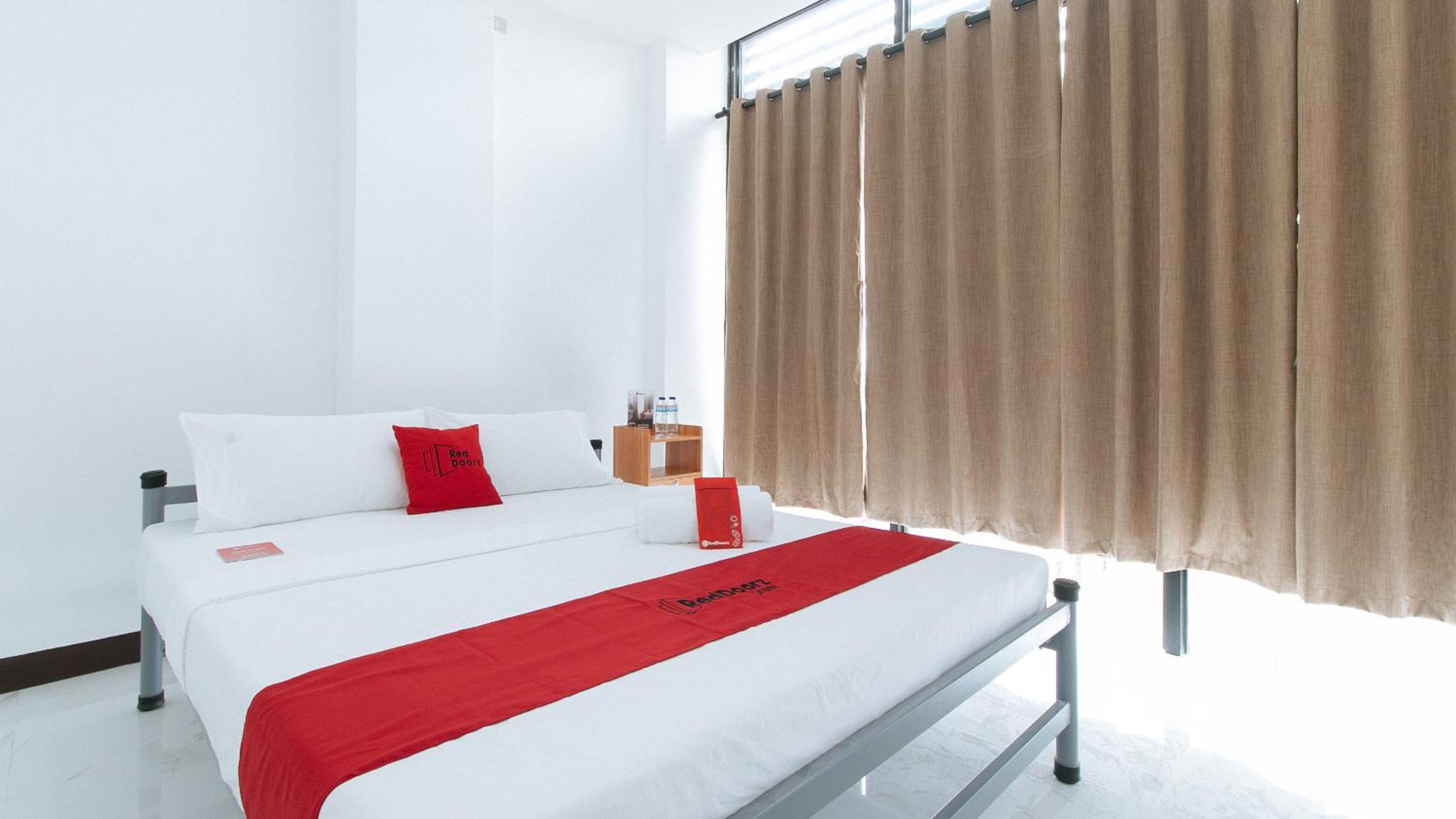 Deluxe Room - Photo 13