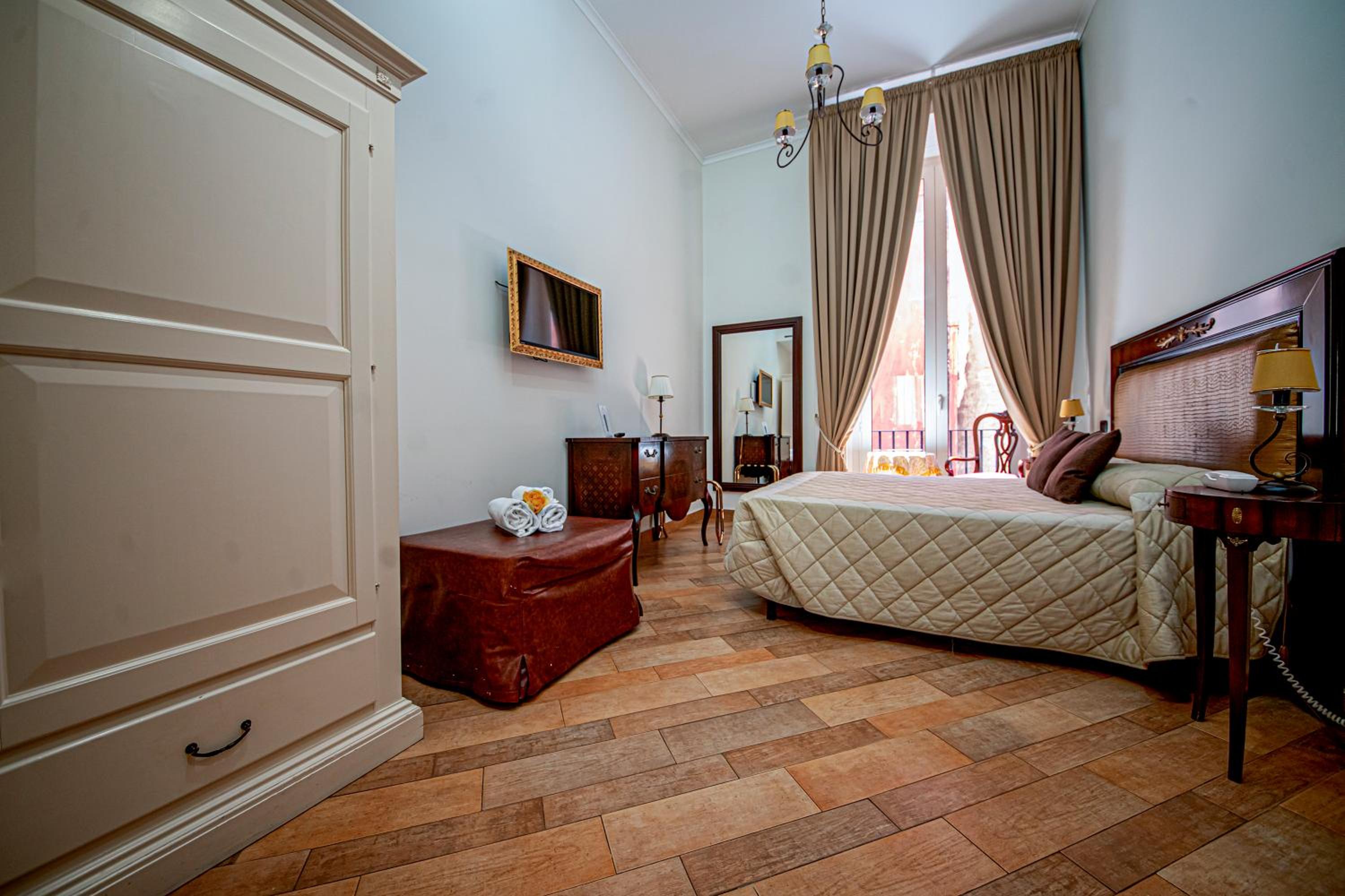 Double Room thumbnail 5