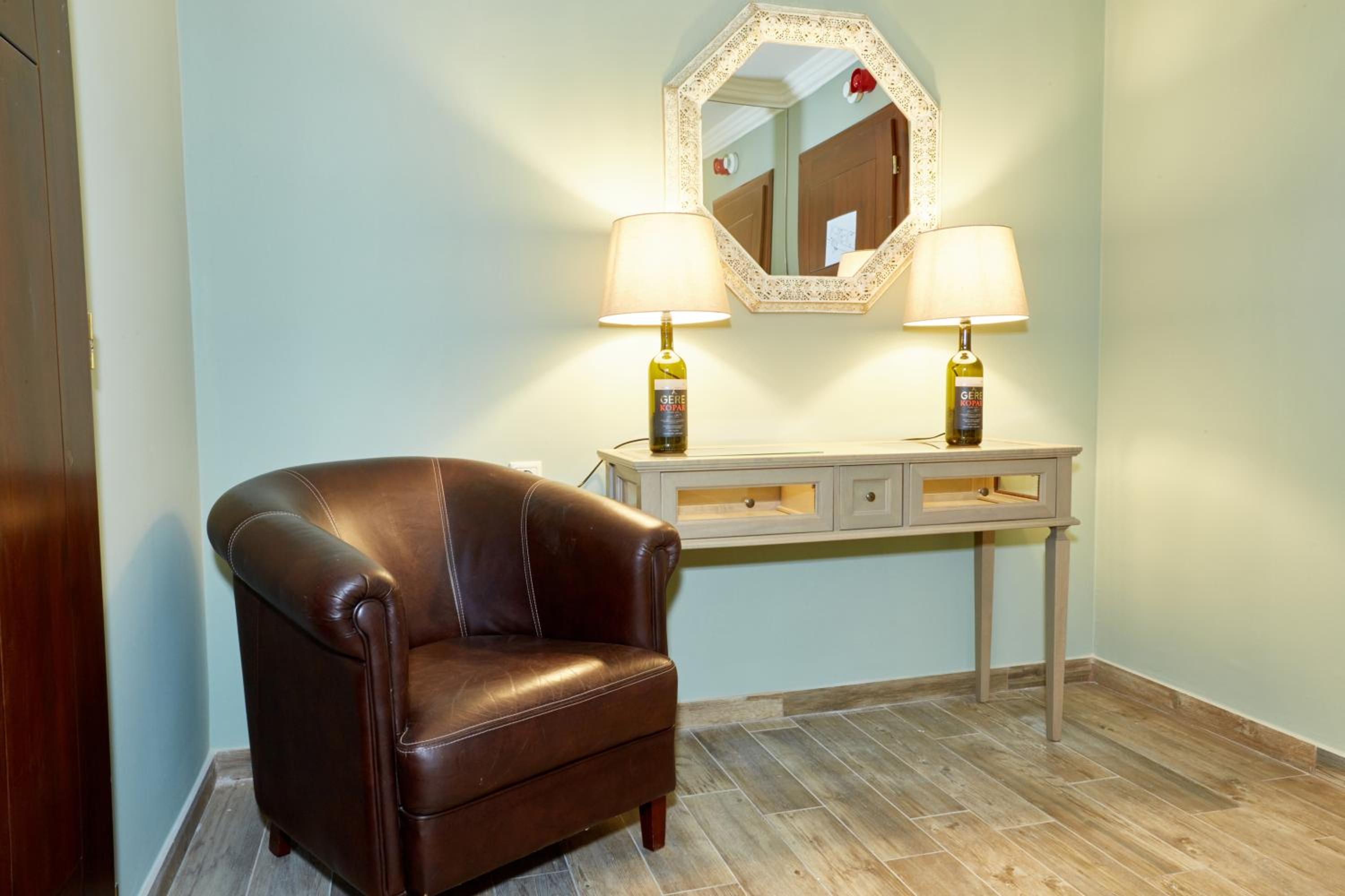 Deluxe Double Room (2 Adults + 1 Child) photo 1