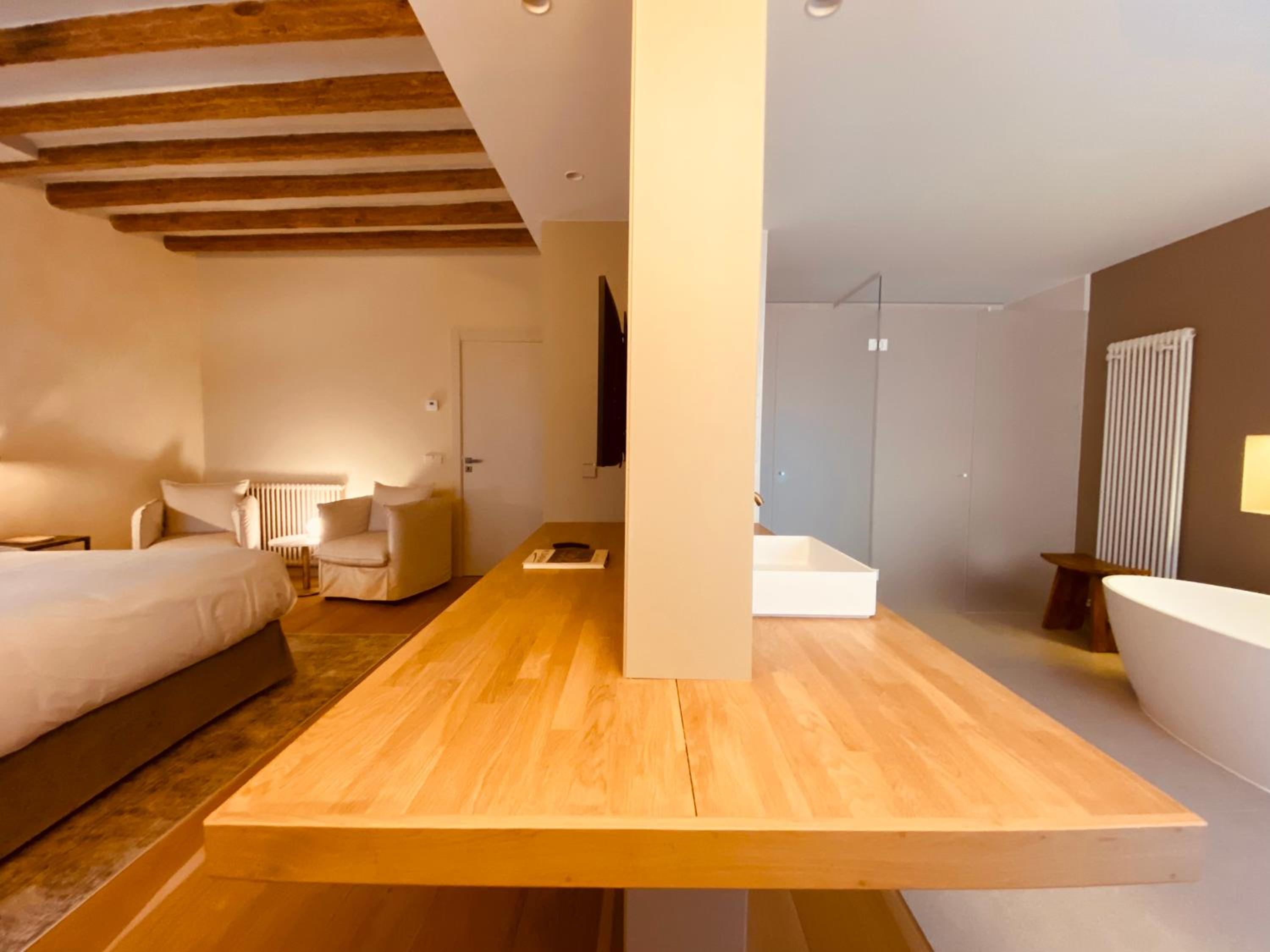 Deluxe Double Room with Bath - Photo 4