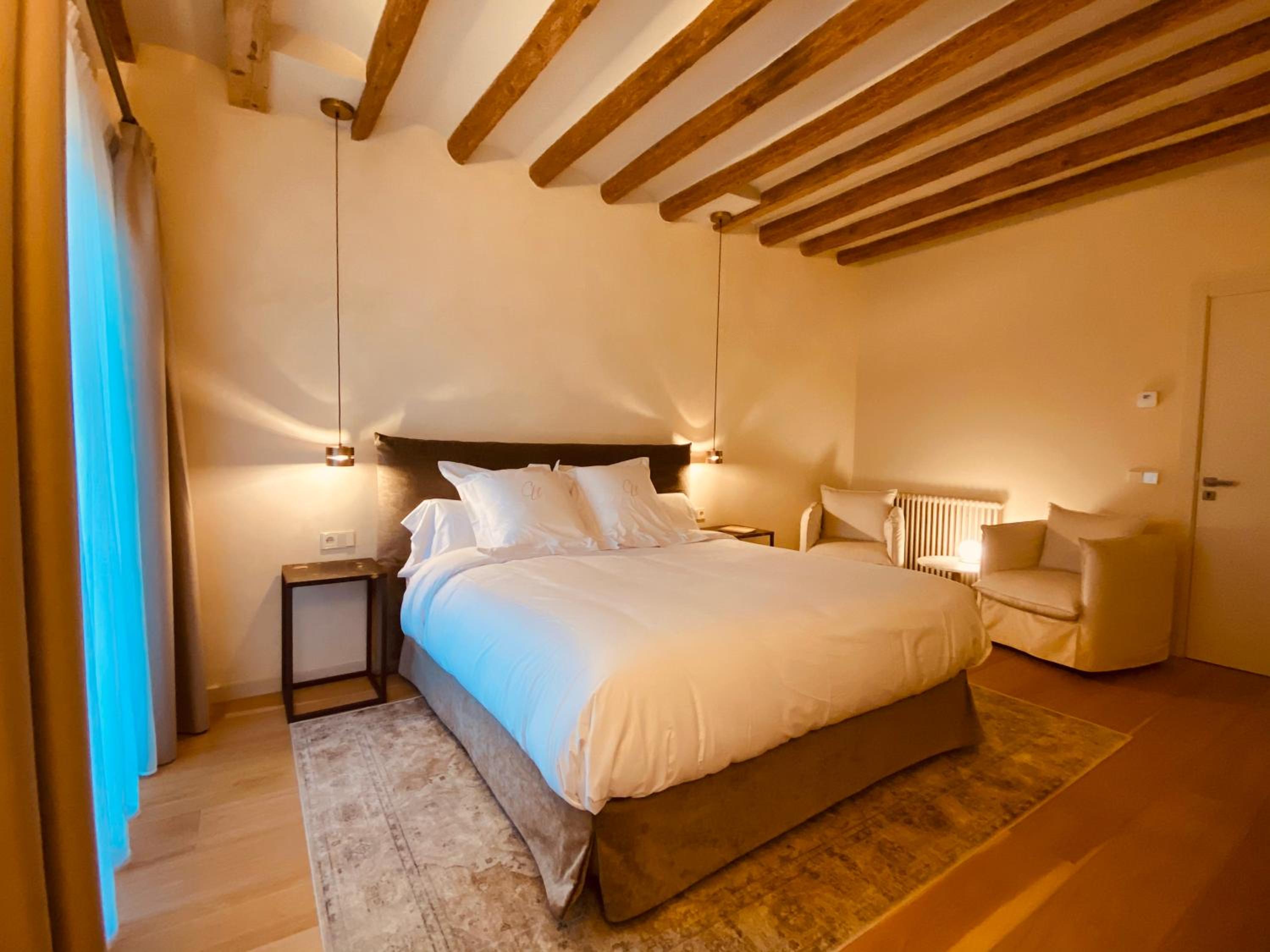 Deluxe Double Room with Bath - Photo 11