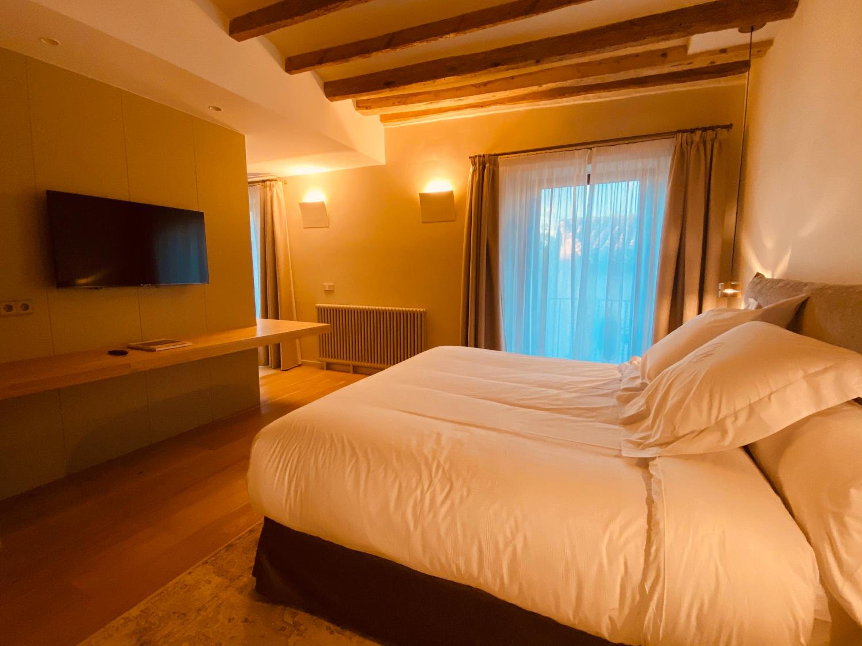 Deluxe Double Room with Bath - Photo 10