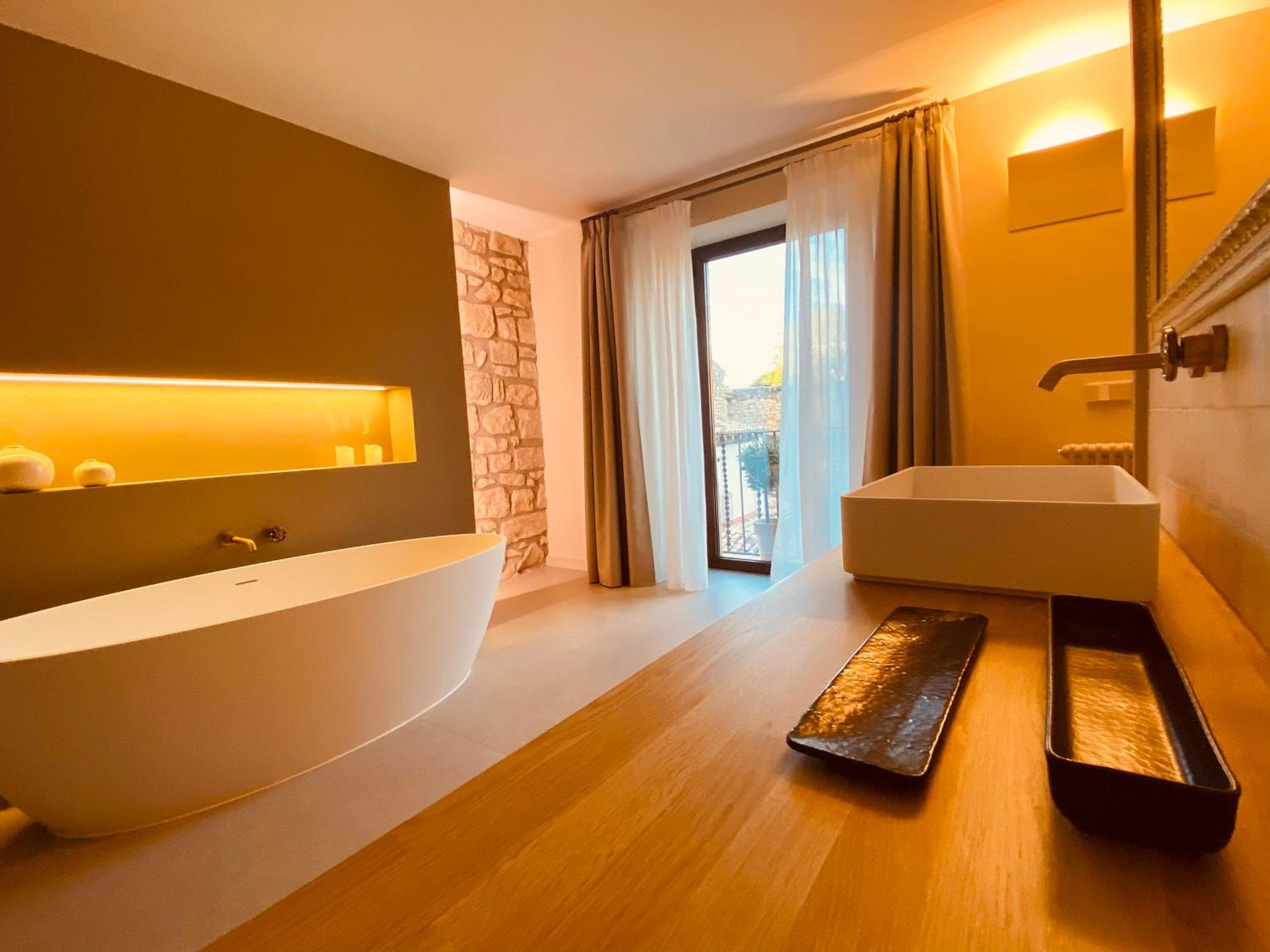 Deluxe Double Room with Bath - Photo 9