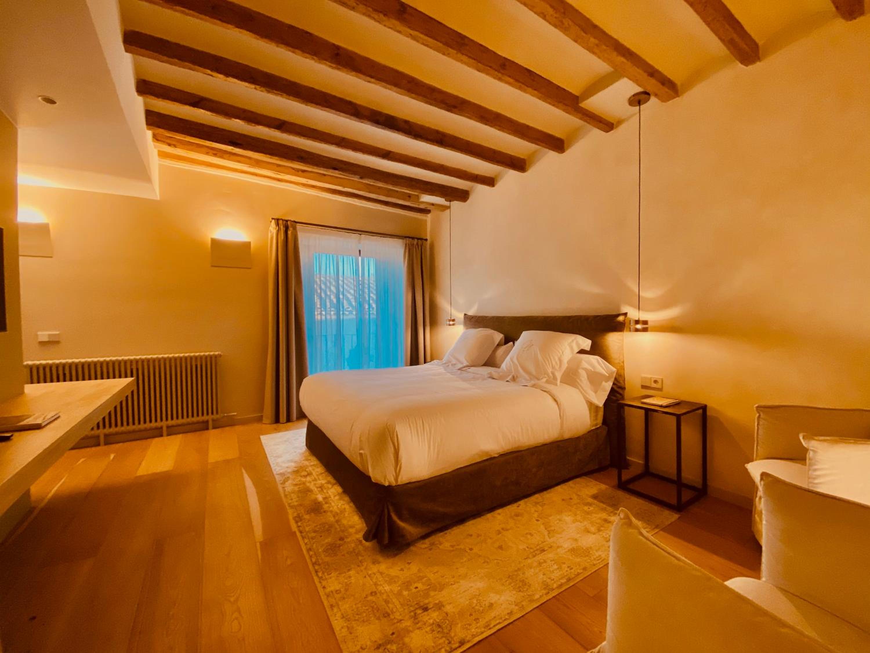 Deluxe Double Room with Bath - Photo 1