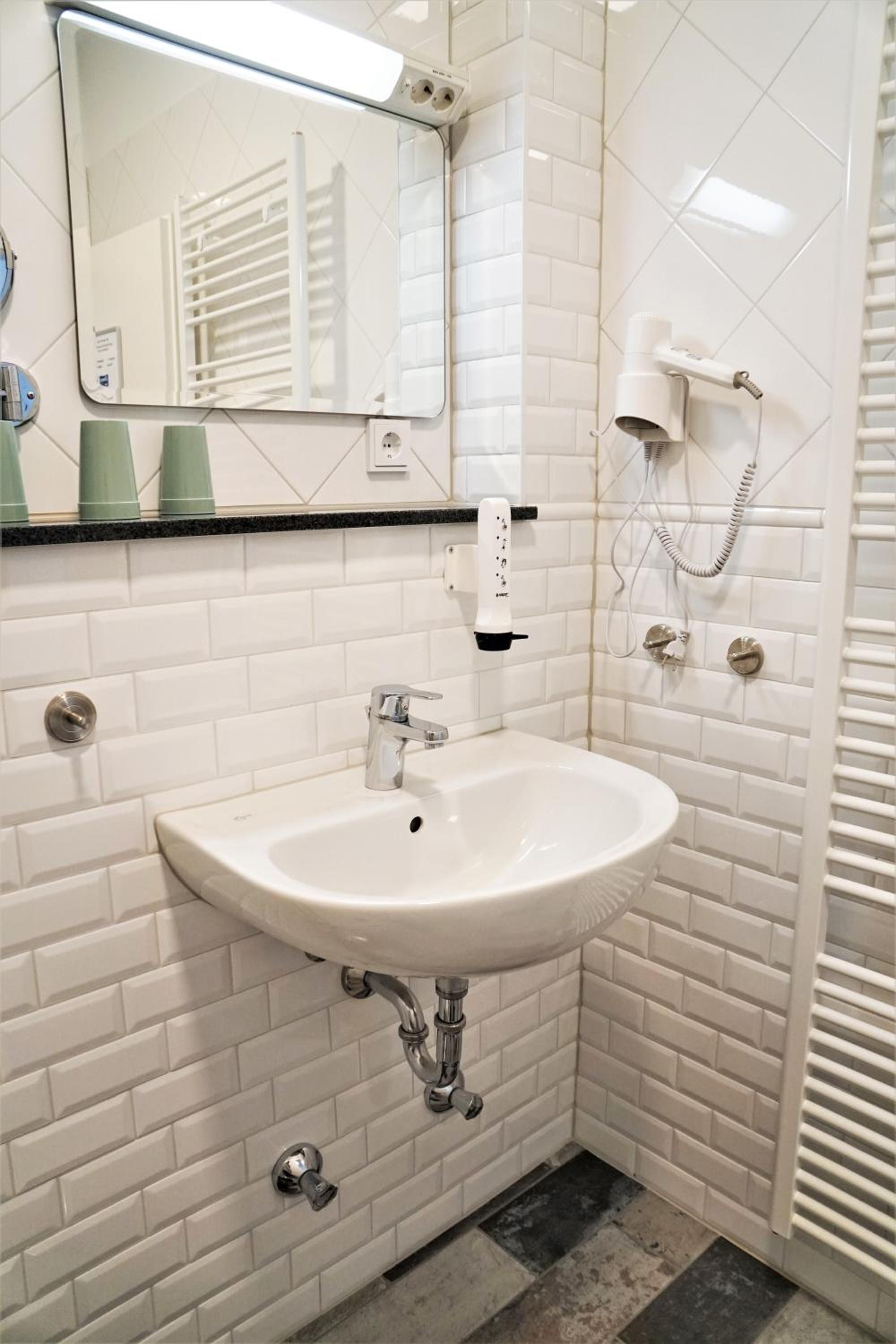 Doppelzimmer mit und ohne Klimaanlage (Check-In max. 20h/08:00p.m.) - Photo 9