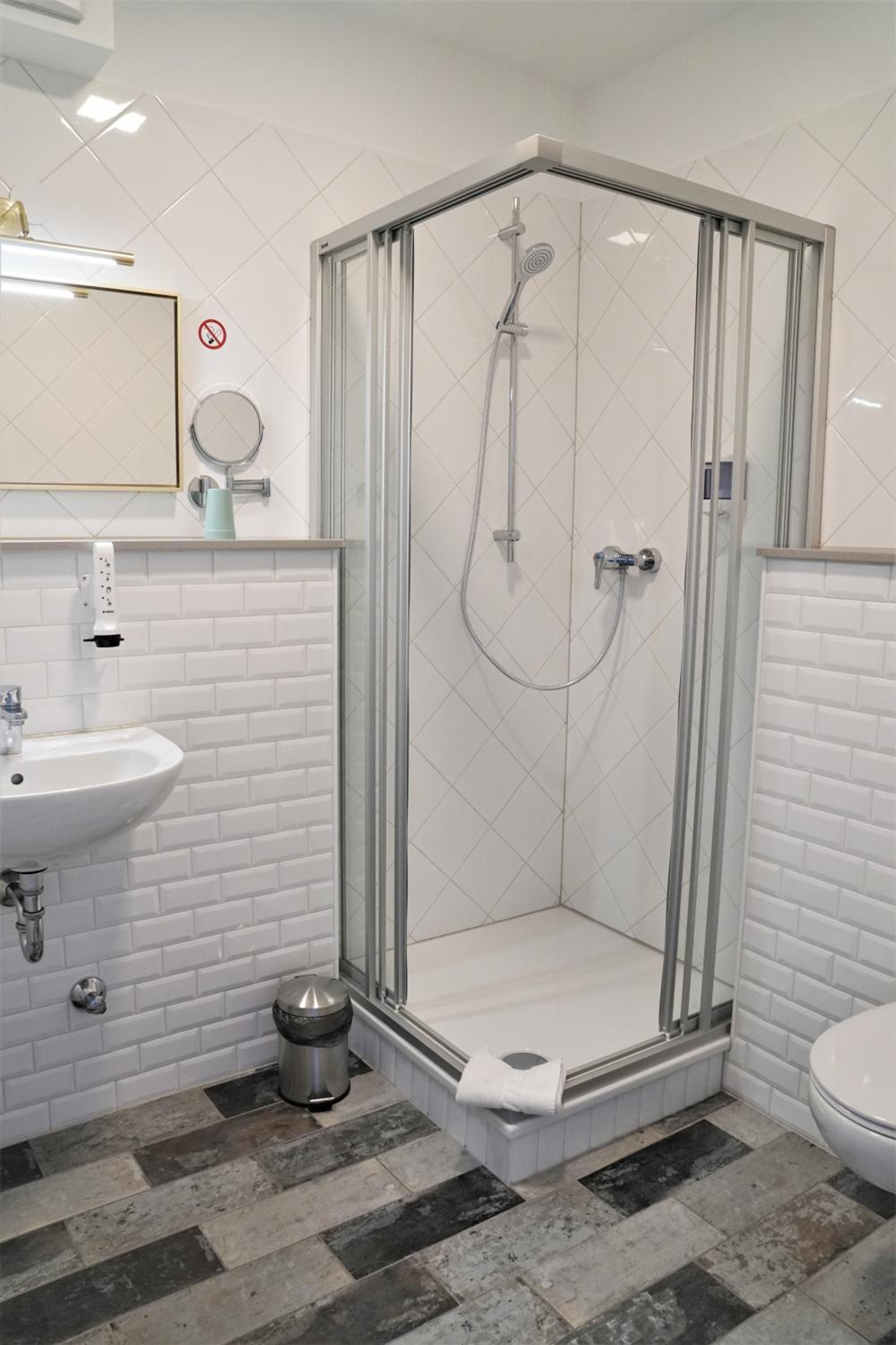 Doppelzimmer mit und ohne Klimaanlage (Check-In max. 20h/08:00p.m.) - Photo 6