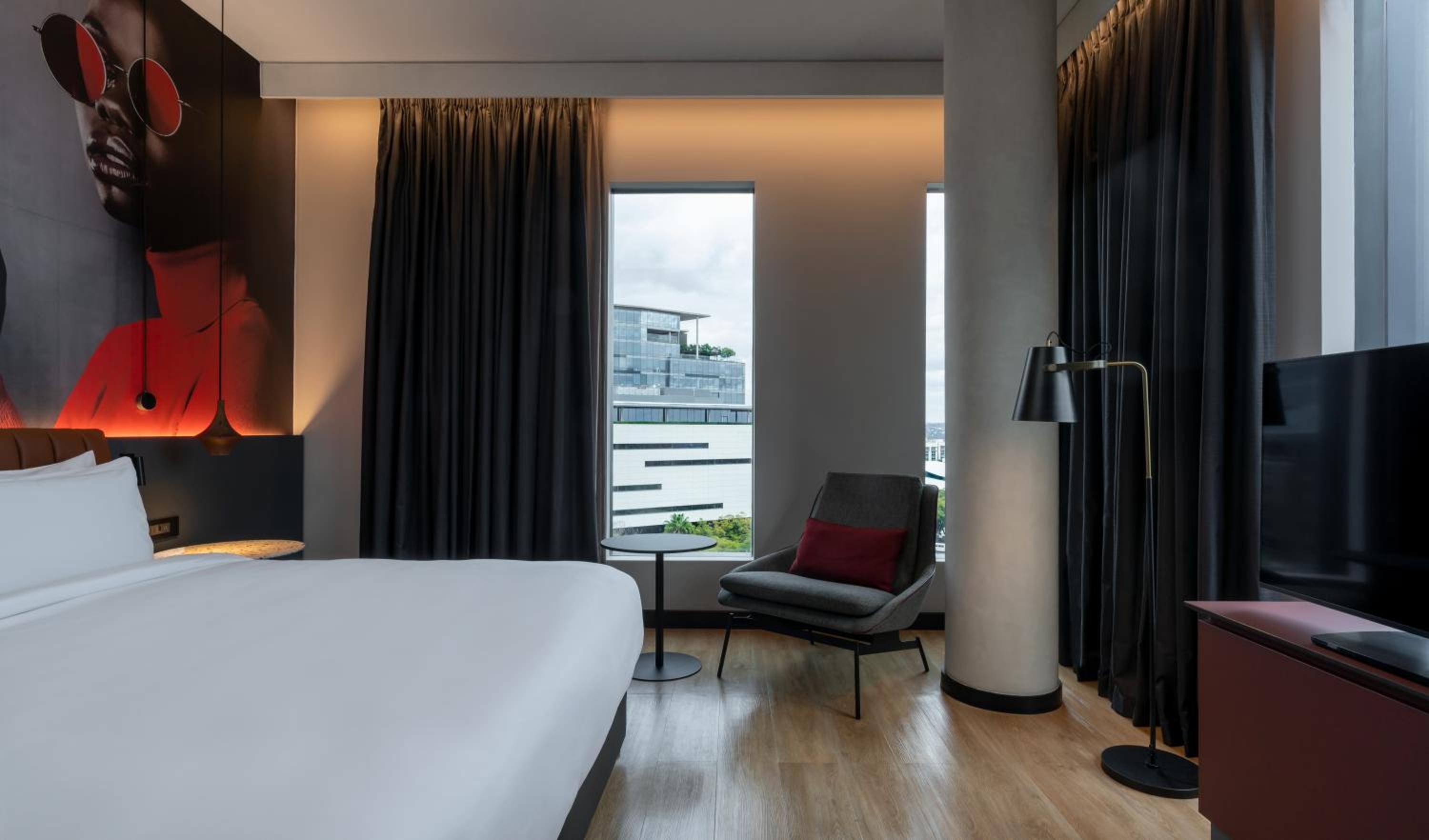 Junior Suite with Lounge Access - Photo 10